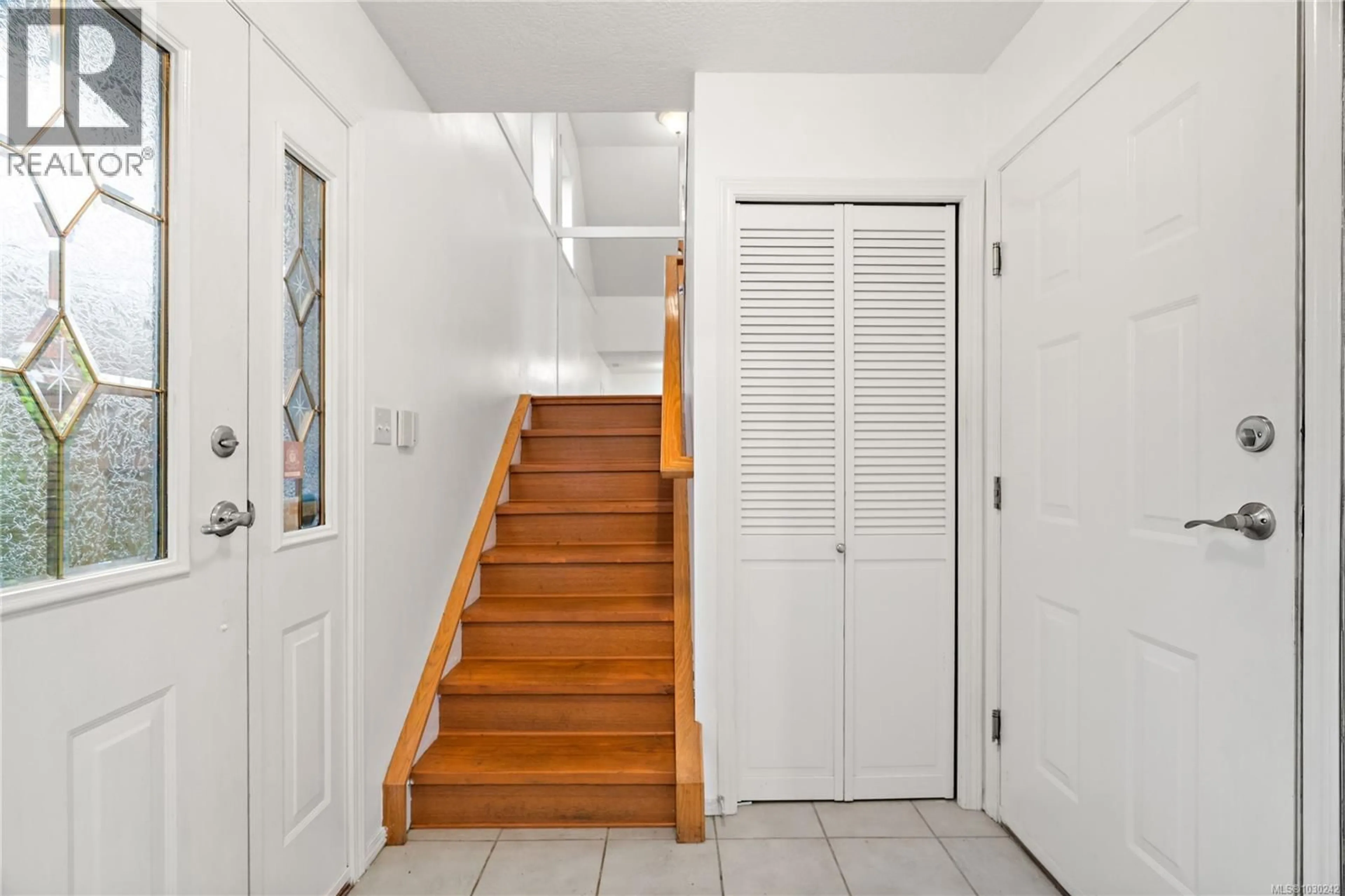 Indoor foyer for 4 - 108 DALLAS ROAD, Victoria British Columbia V8V1A3