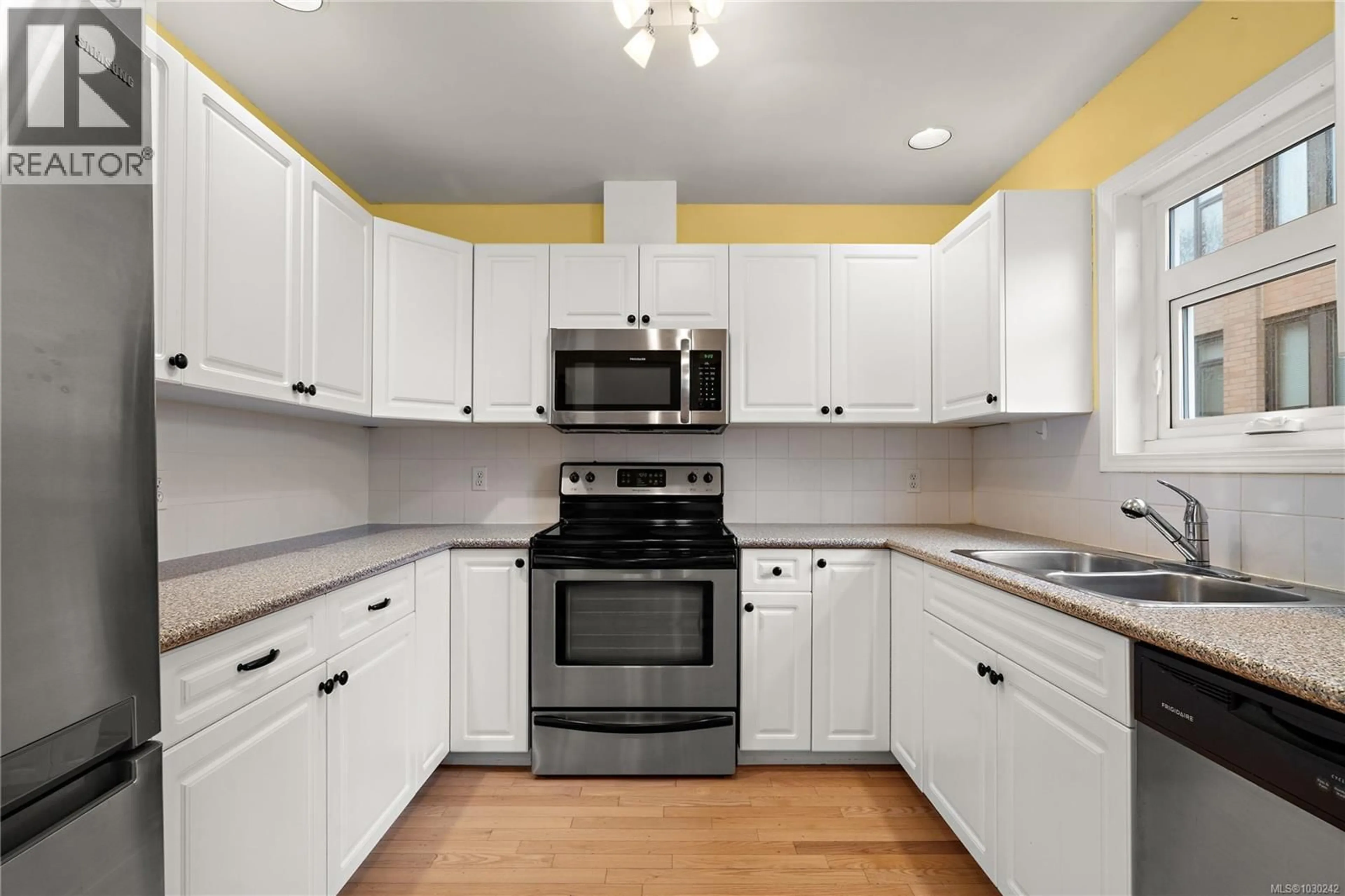 Standard kitchen, unknown for 4 - 108 DALLAS ROAD, Victoria British Columbia V8V1A3