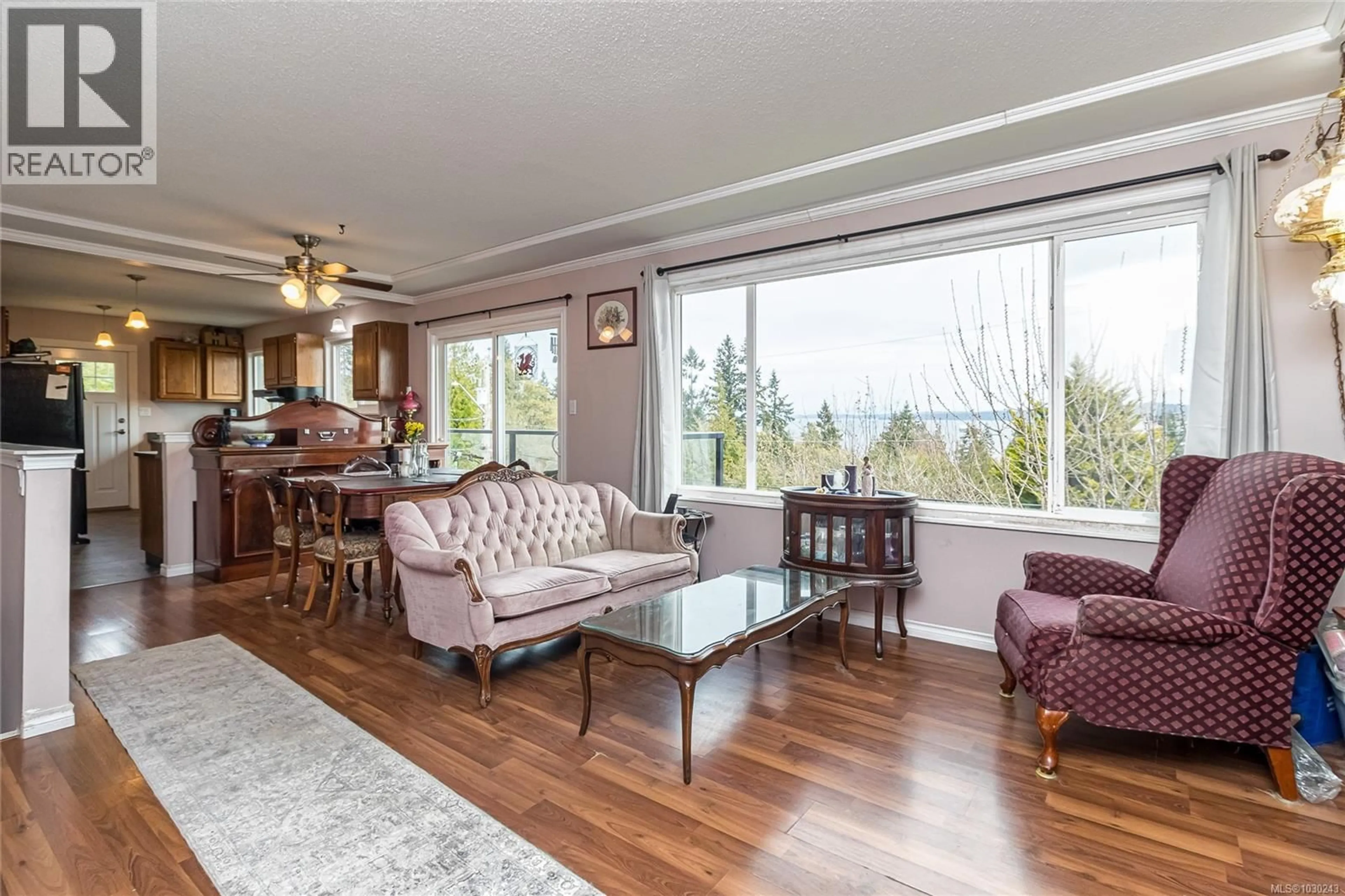 Living room with furniture, wood/laminate floor for 10190 VIEW STREET, Chemainus British Columbia V0R2K0