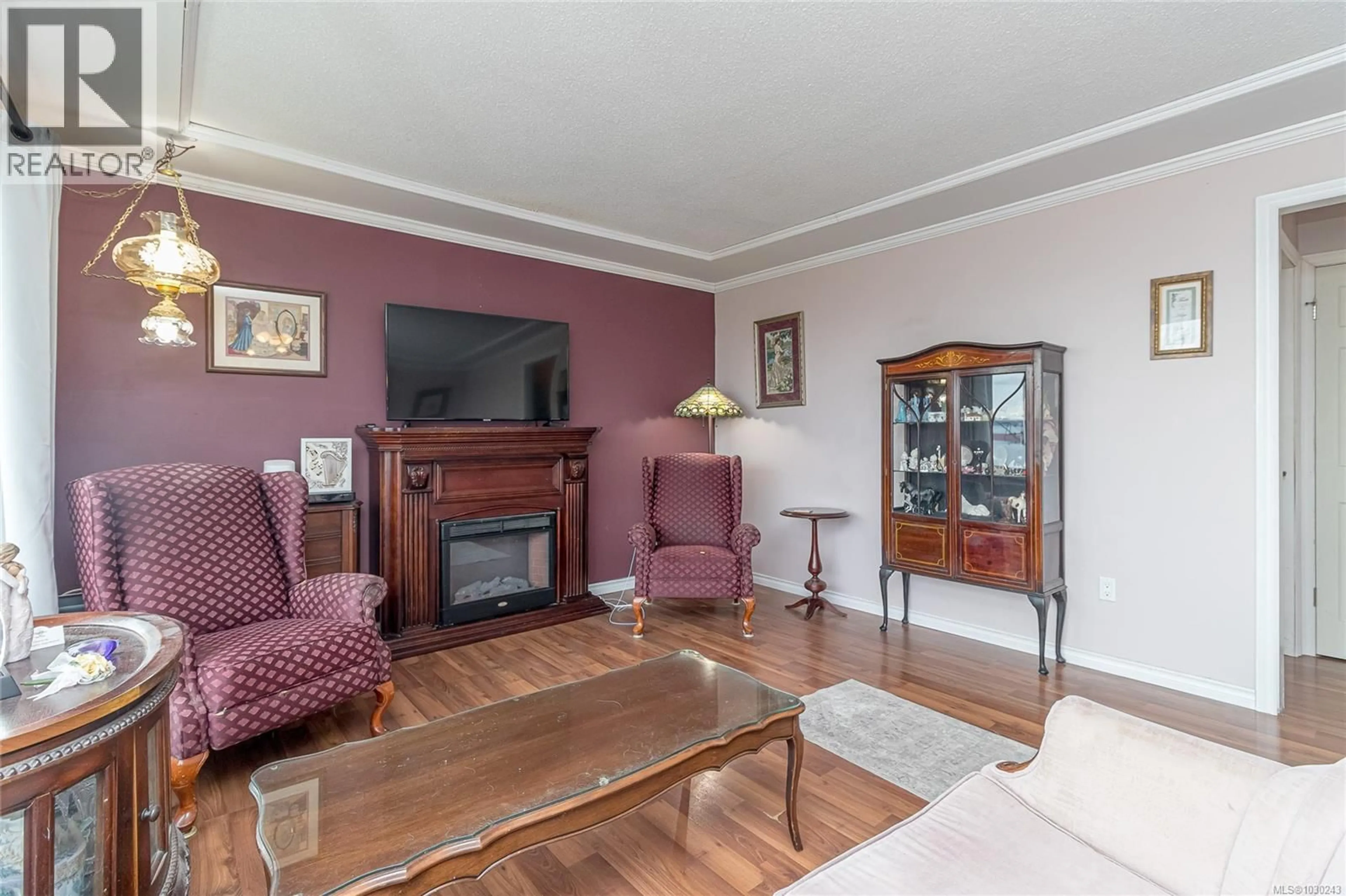 Living room with furniture, wood/laminate floor for 10190 VIEW STREET, Chemainus British Columbia V0R2K0