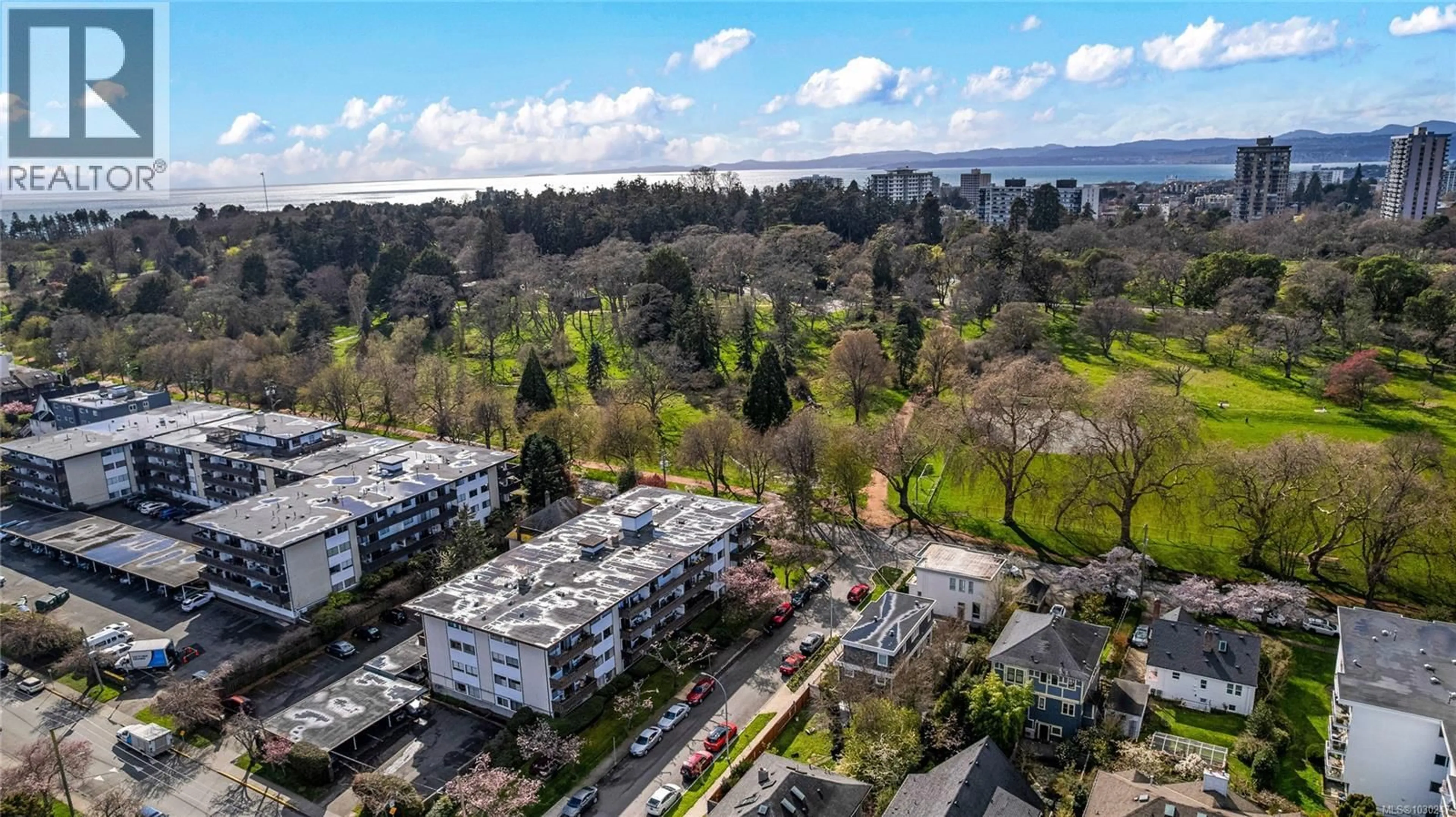 A pic from outside/outdoor area/front of a property/back of a property/a pic from drone, unknown for 409 - 909 PENDERGAST STREET, Victoria British Columbia V8V2W7