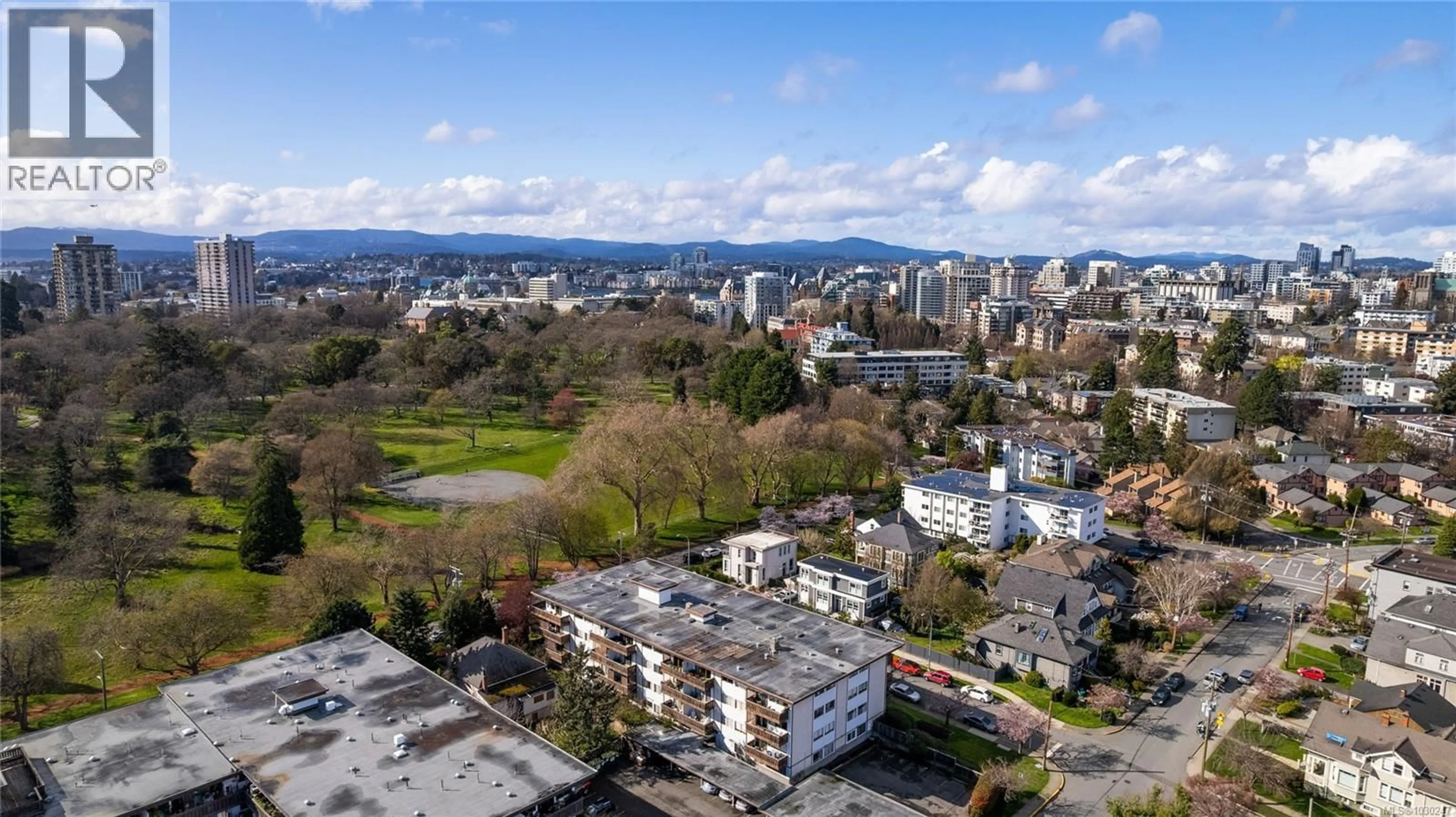 A pic from outside/outdoor area/front of a property/back of a property/a pic from drone, city buildings view from balcony for 409 - 909 PENDERGAST STREET, Victoria British Columbia V8V2W7