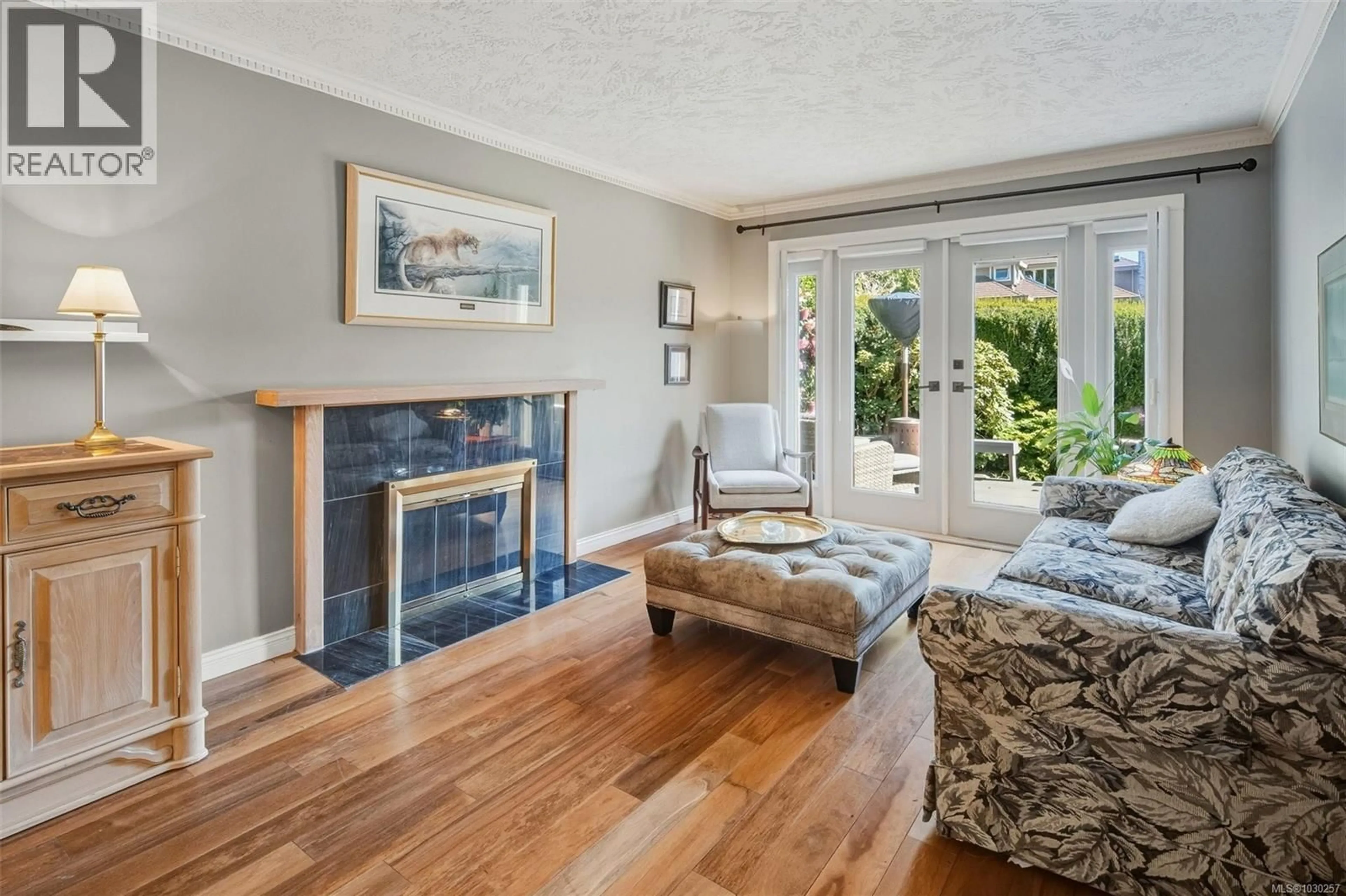 Living room with furniture, wood/laminate floor for 764 WESTBURY ROAD, Saanich British Columbia V8Y1G8