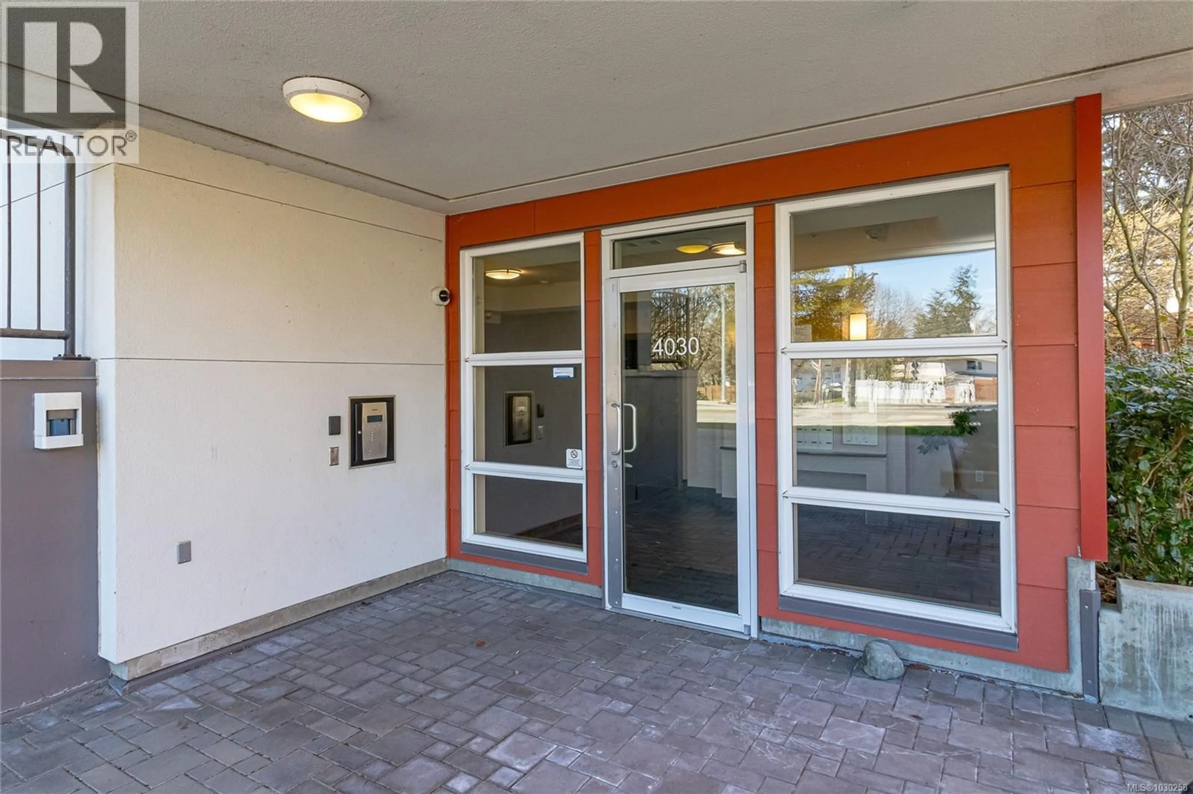 Indoor foyer for 201 - 4030 BORDEN STREET, Saanich British Columbia V8X2E9