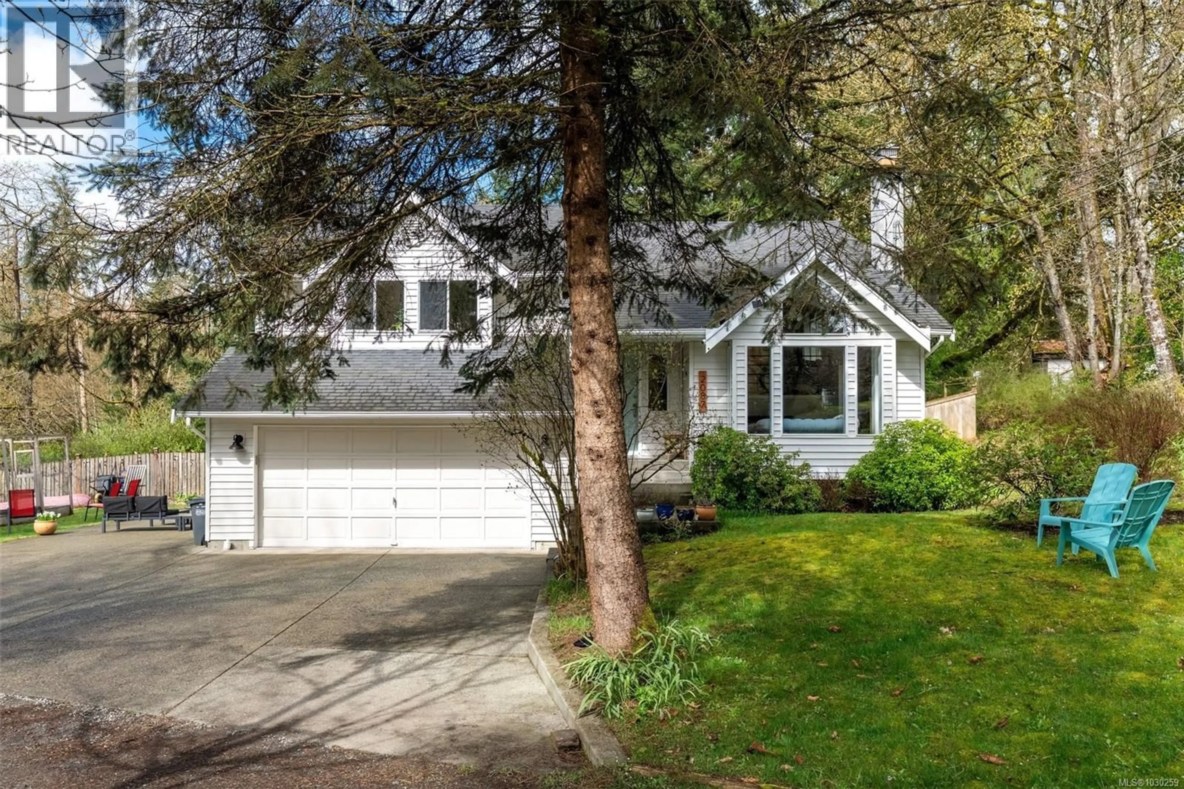 Home with vinyl exterior material, street for 2087 INDIAN CRESCENT, Duncan British Columbia V9L5L9