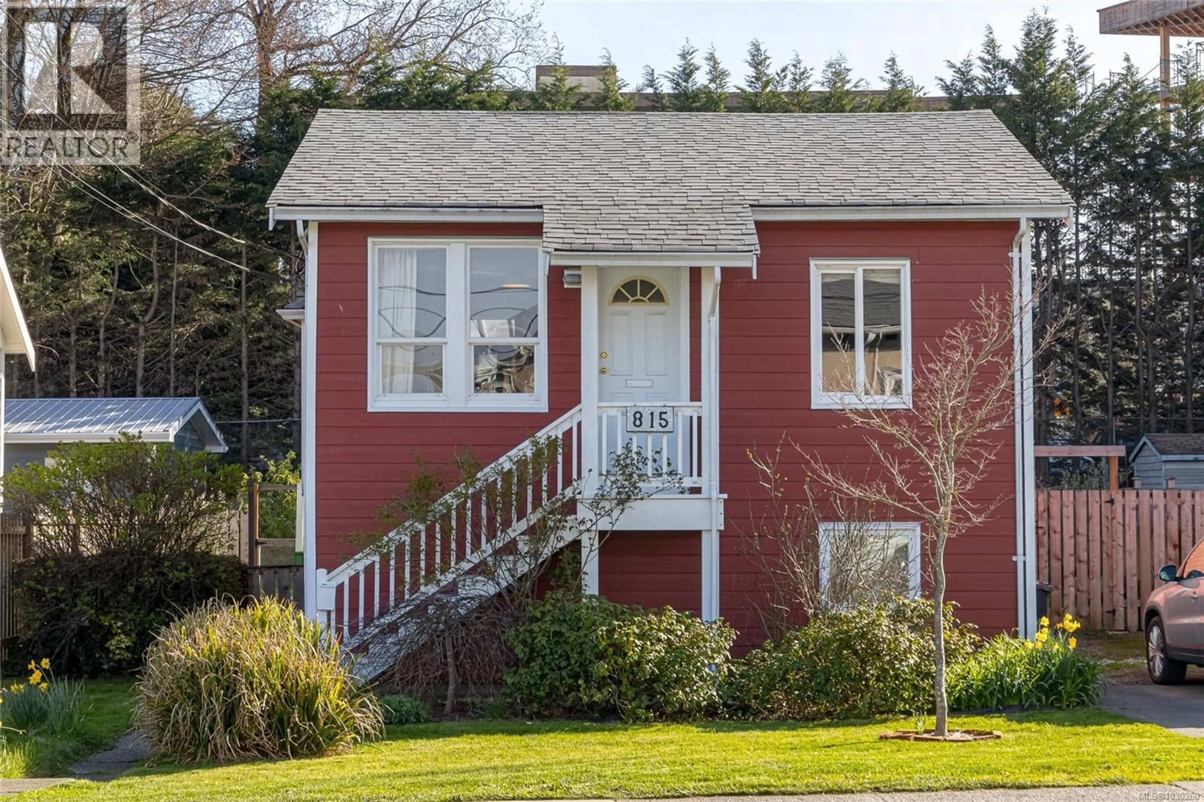 Home with vinyl exterior material, street for 815 OLD ESQUIMALT ROAD, Esquimalt British Columbia V8N1B5