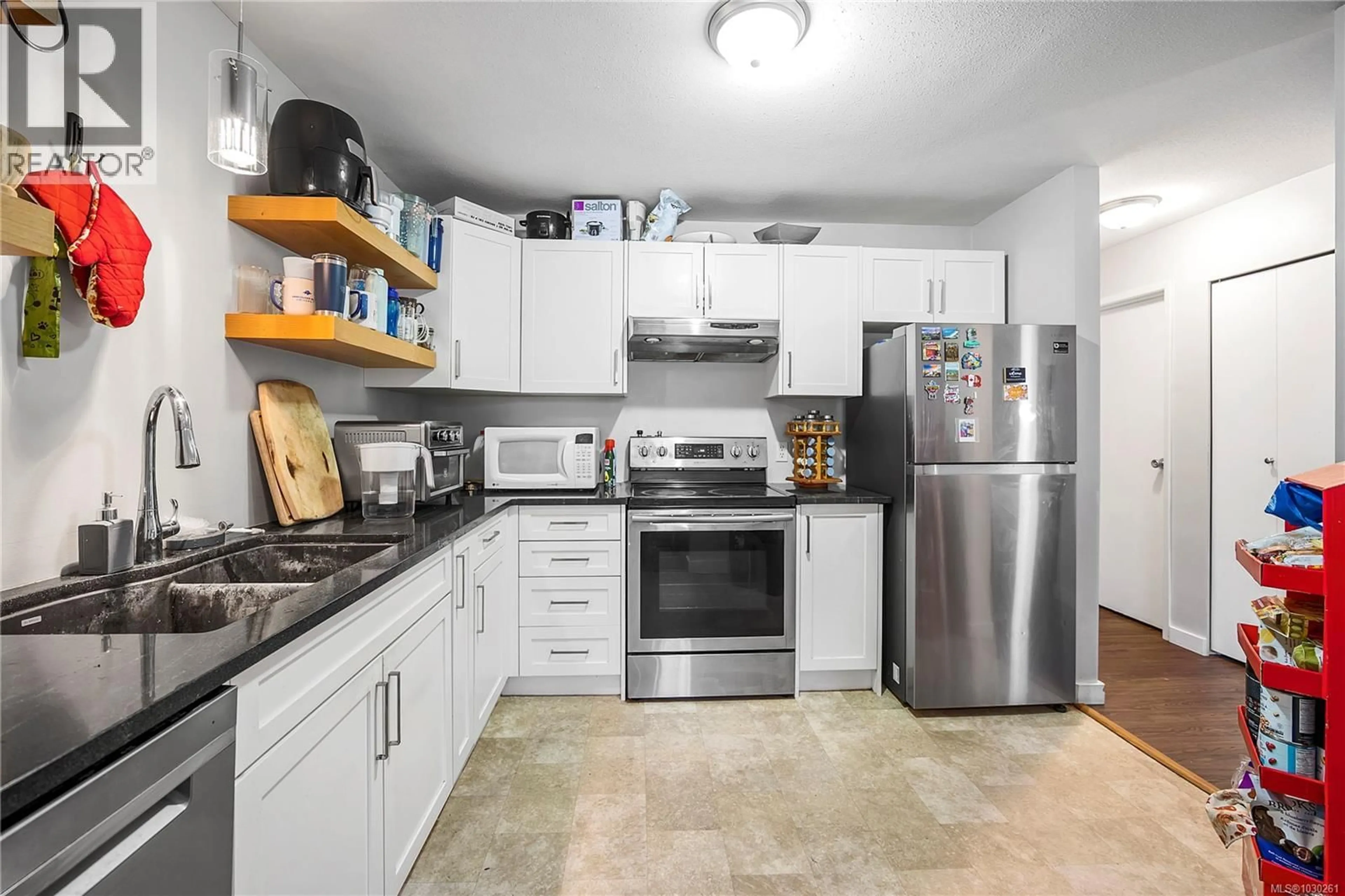 Standard kitchen, ceramic/tile floor for 315 - 3185 BARONS ROAD, Nanaimo British Columbia V9T5T3
