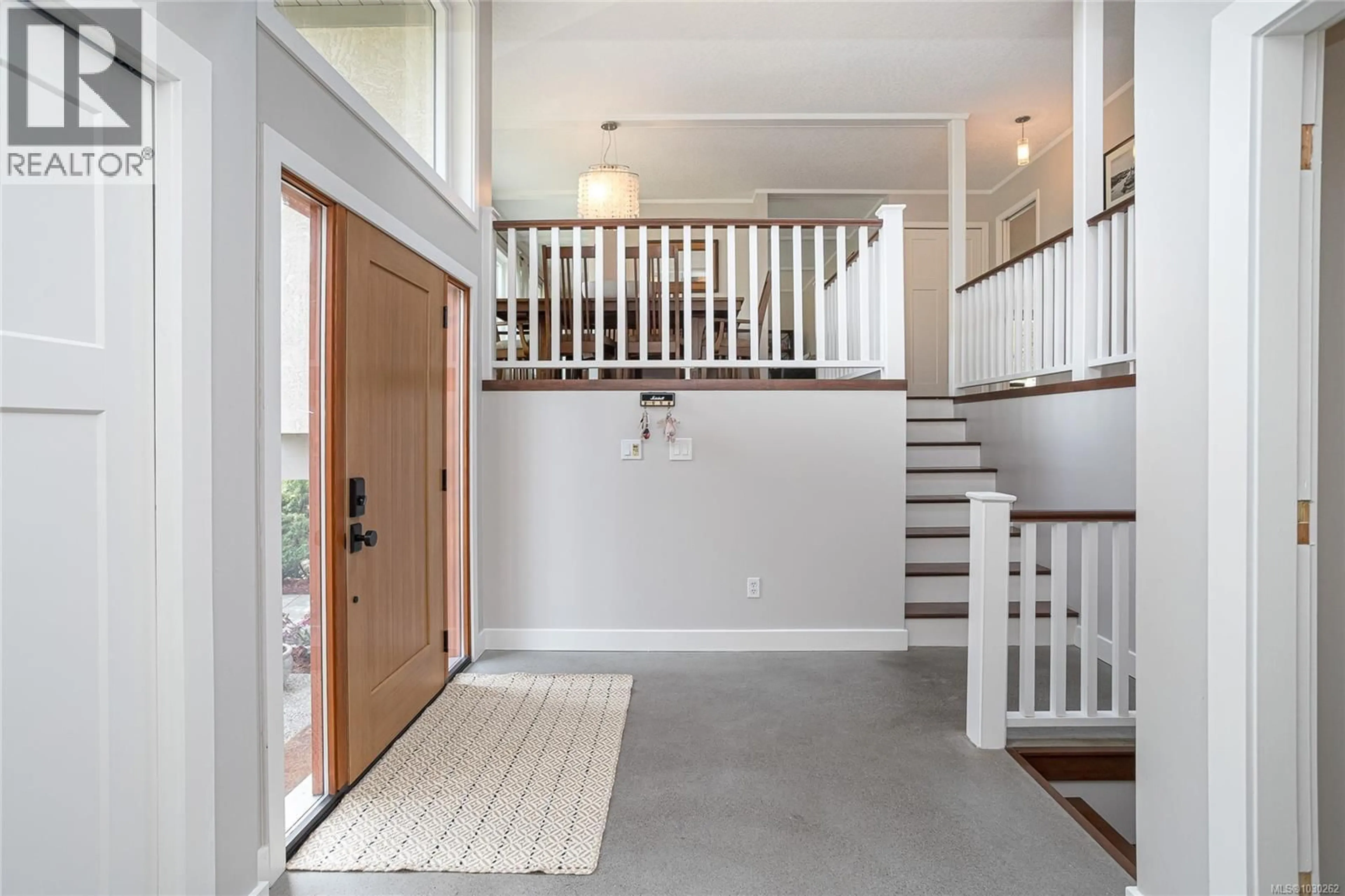 Indoor entryway for 4816 SEA RIDGE DRIVE, Saanich British Columbia V8Y3B6