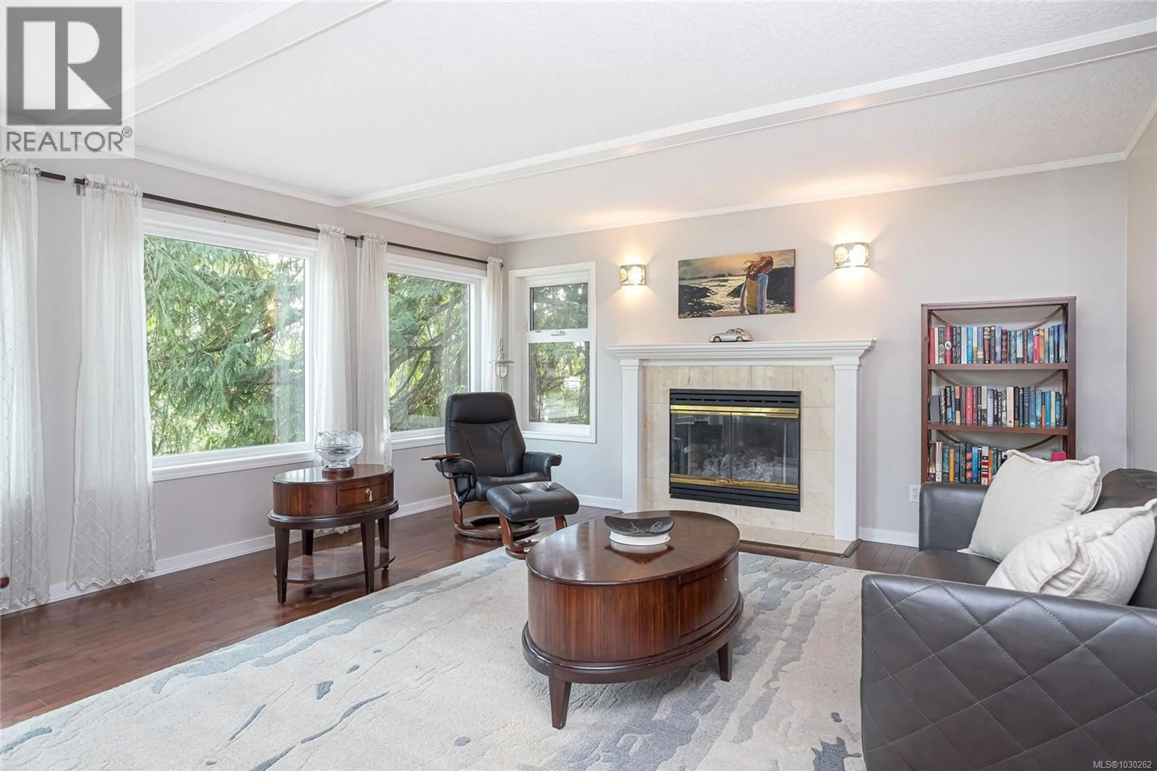 Living room with furniture, unknown for 4816 SEA RIDGE DRIVE, Saanich British Columbia V8Y3B6
