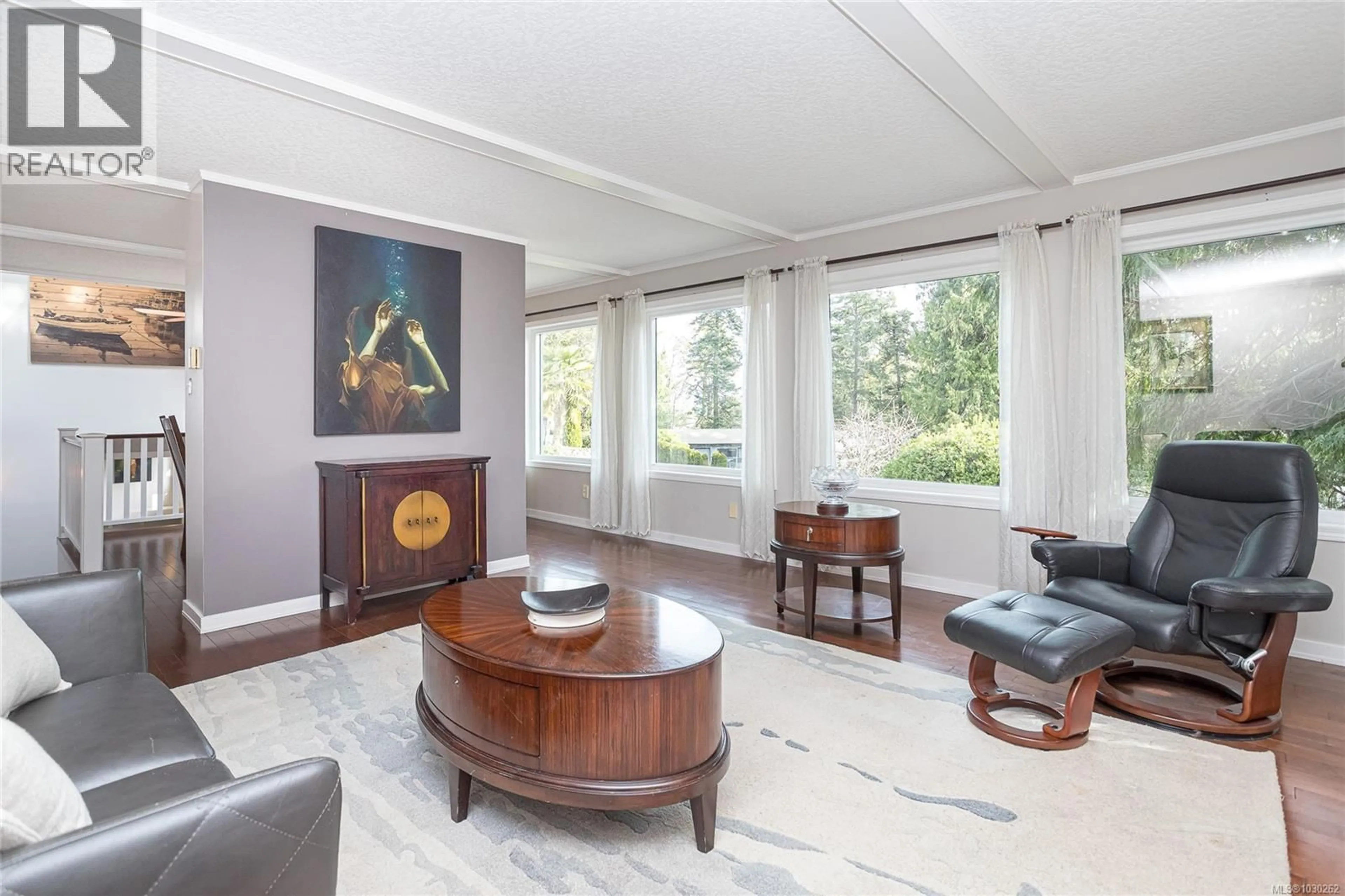 Living room with furniture, unknown for 4816 SEA RIDGE DRIVE, Saanich British Columbia V8Y3B6