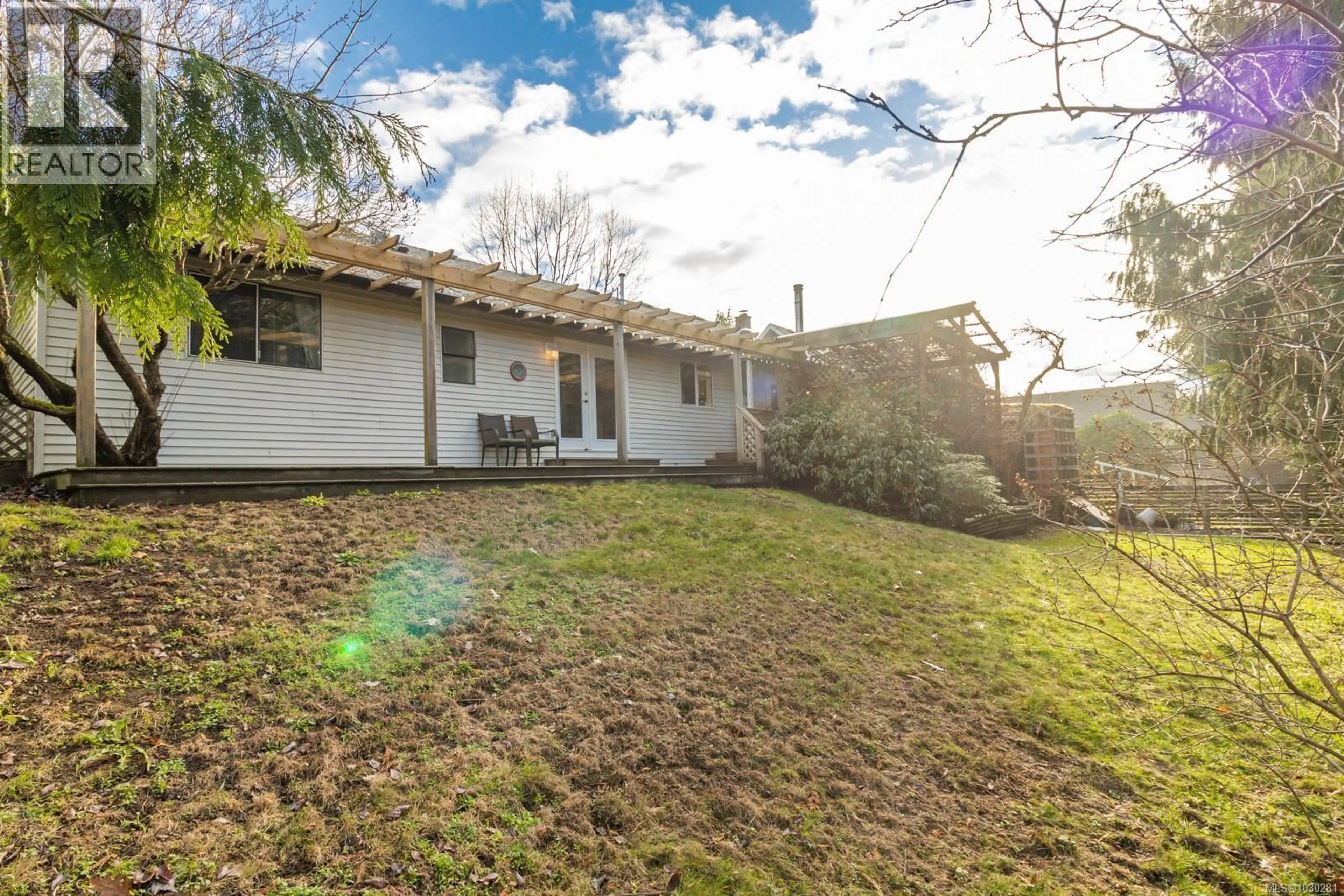 A pic from outside/outdoor area/front of a property/back of a property/a pic from drone, street for 519 ASPEN AVENUE, Qualicum Beach British Columbia V9K1A6