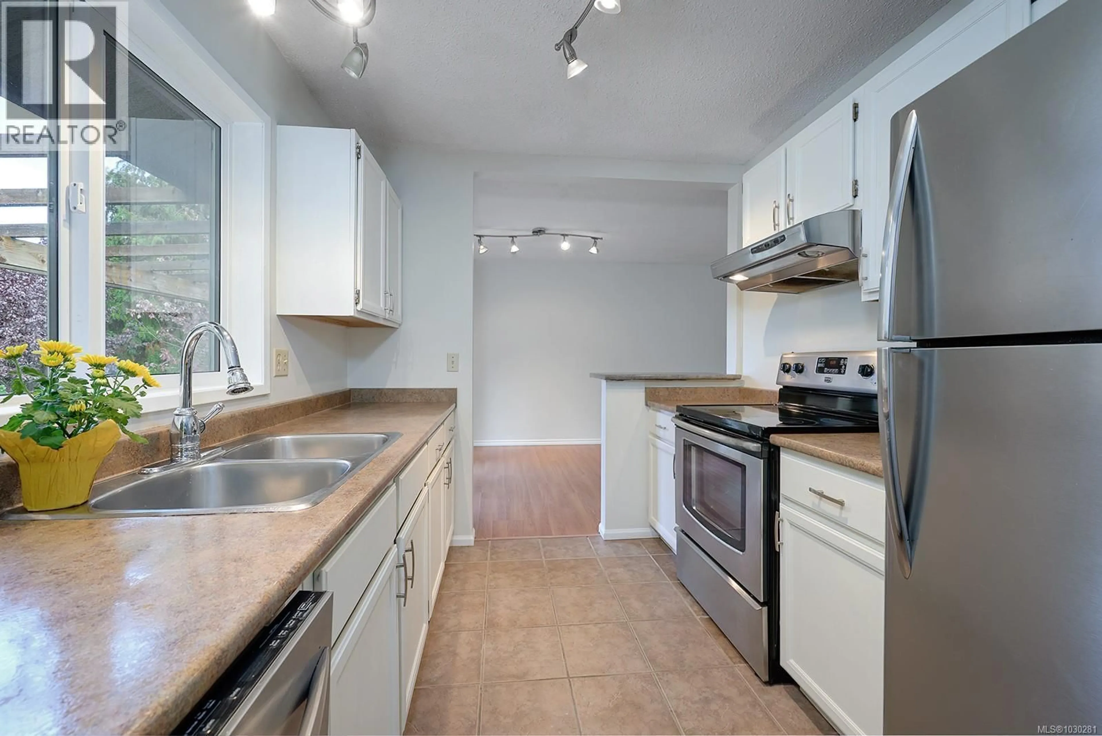 Standard kitchen, unknown for 519 ASPEN AVENUE, Qualicum Beach British Columbia V9K1A6