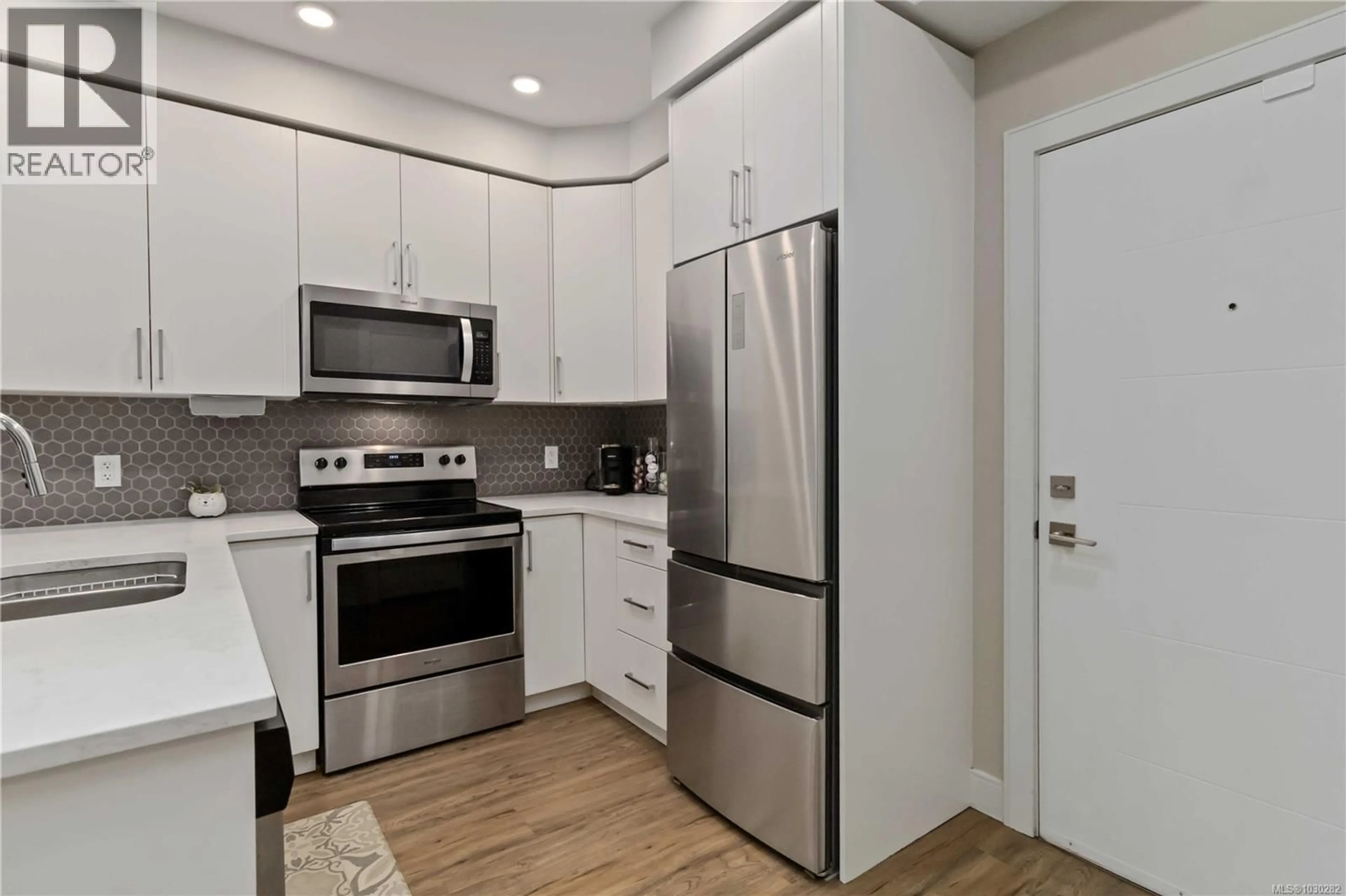 Standard kitchen, unknown for 107 - 280 ISLAND HIGHWAY, View Royal British Columbia V9B1G5