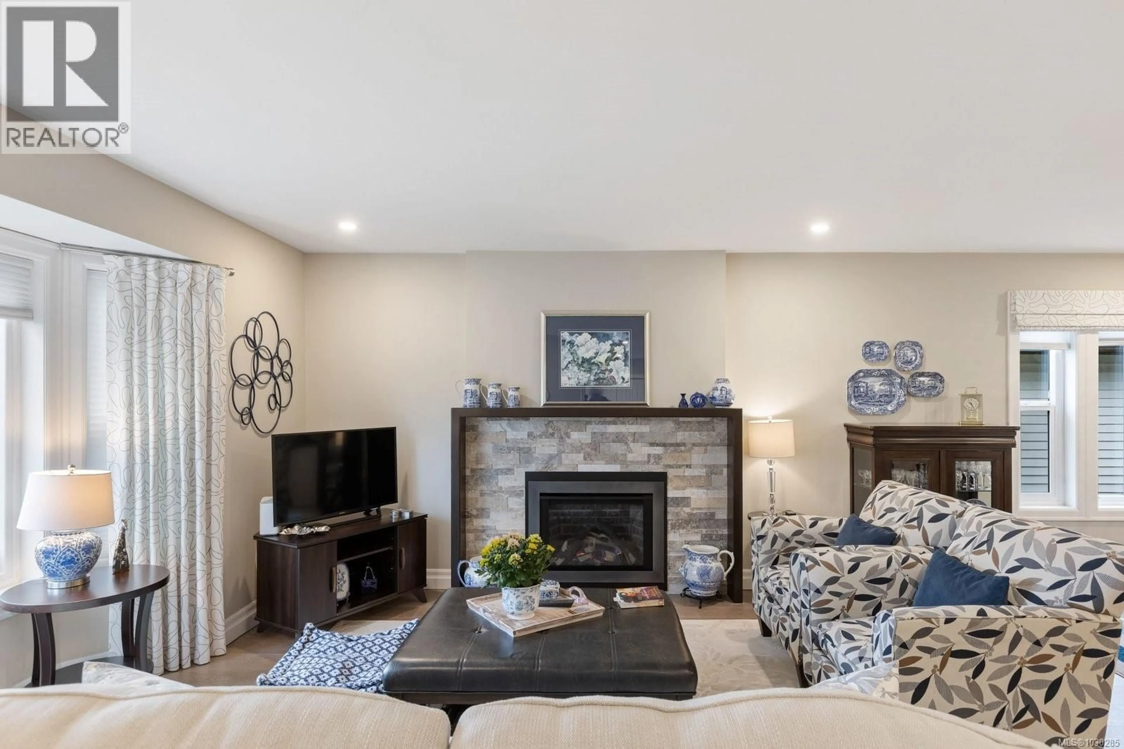 Living room with furniture, unknown for 3982 BEL NOR PLACE, Saanich British Columbia V8N6B6