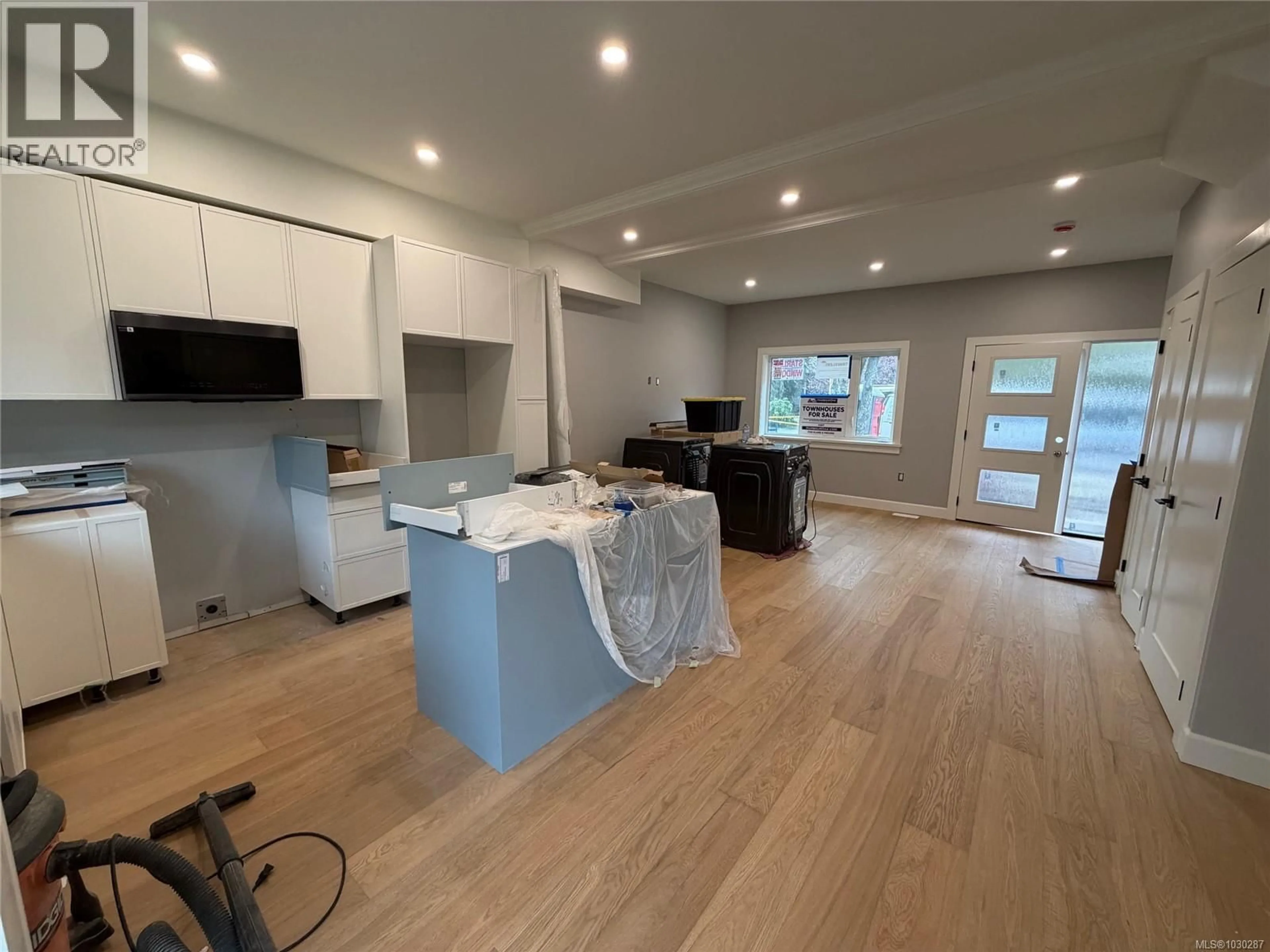 Open concept kitchen, wood/laminate floor for 3 - 1048 CLARKE ROAD, Central Saanich British Columbia V8M1C7