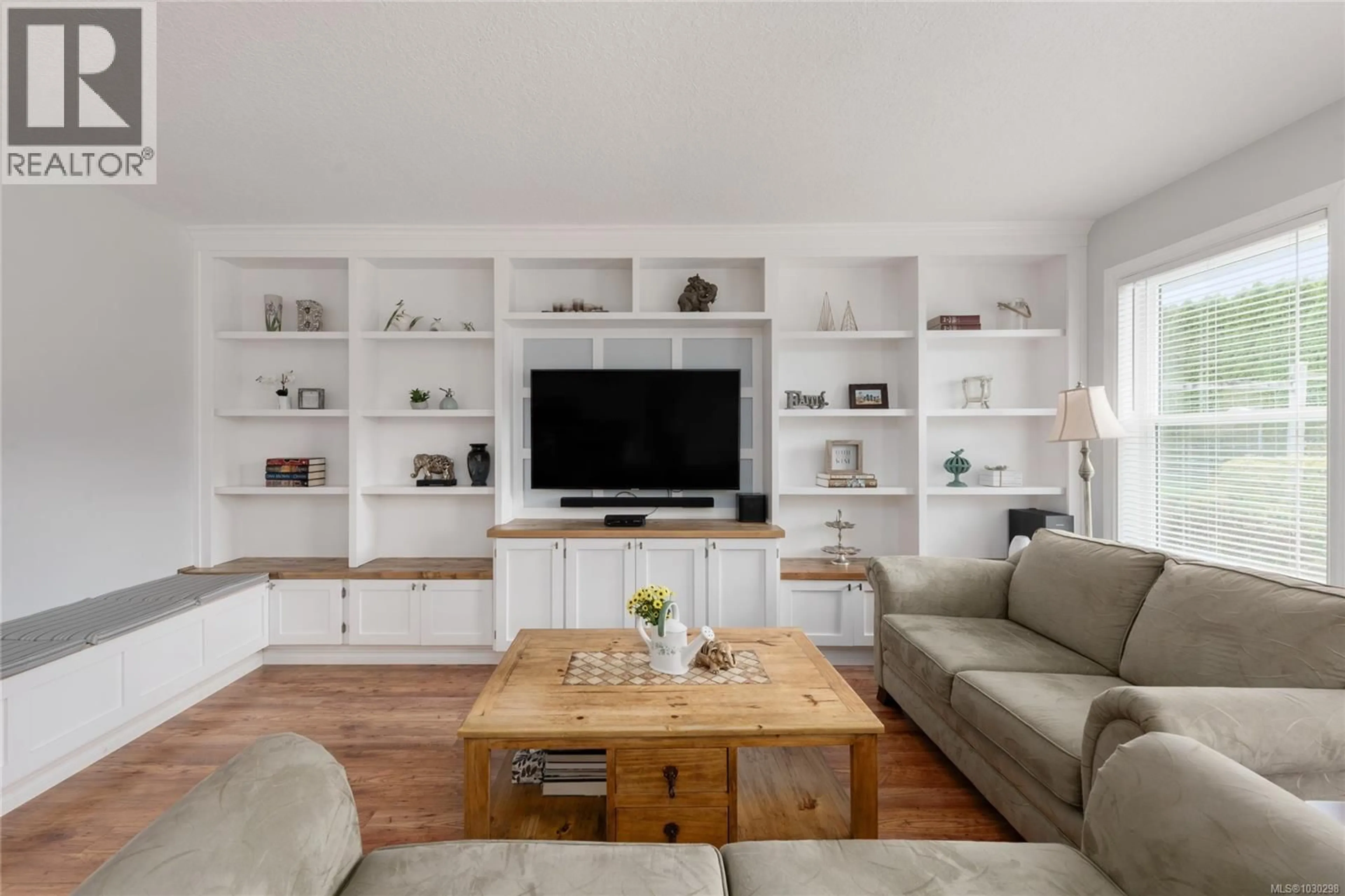 Living room with furniture, wood/laminate floor for 6123 DENALI DRIVE, Duncan British Columbia V9L5N4
