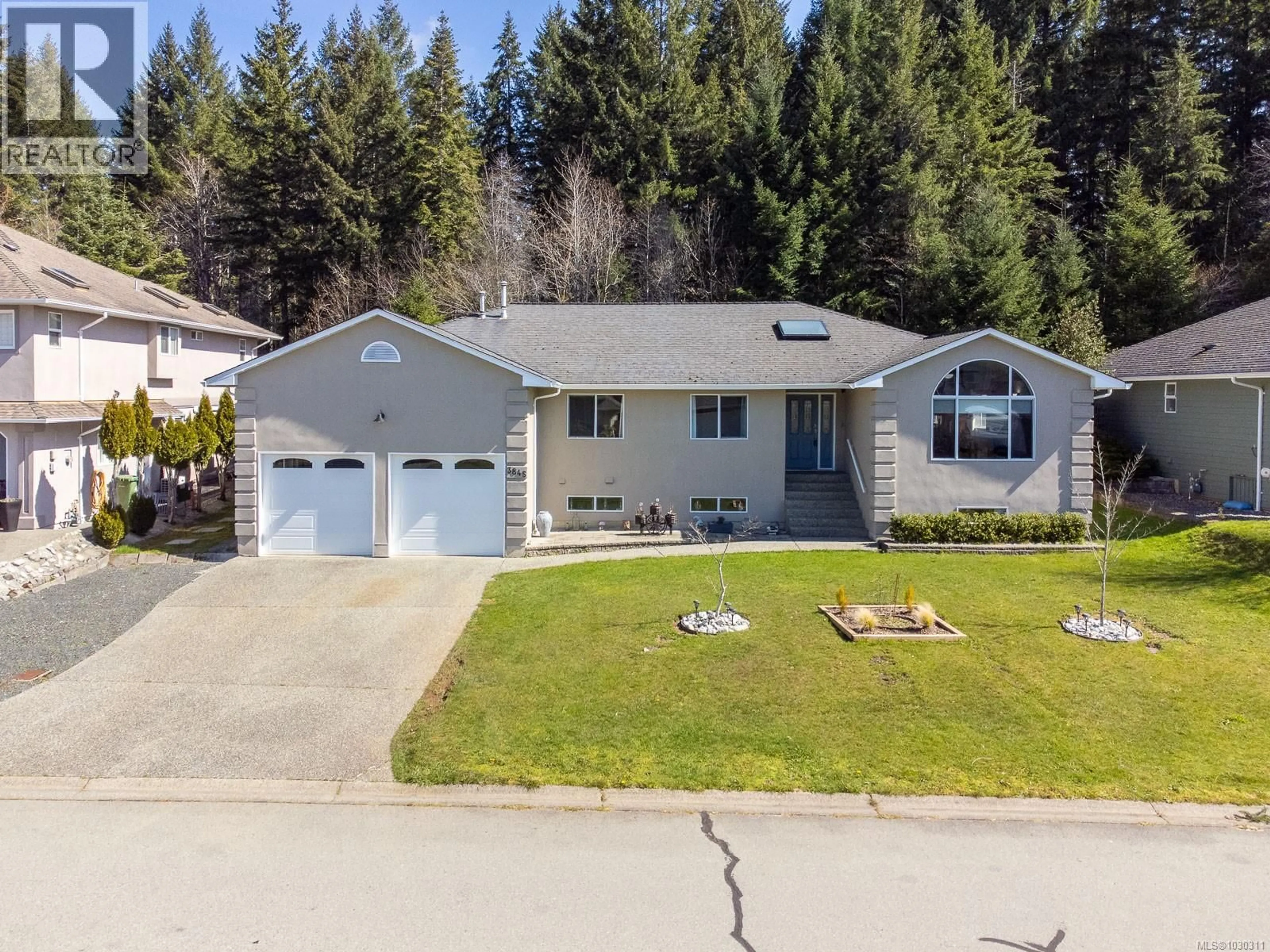 A pic from outside/outdoor area/front of a property/back of a property/a pic from drone, street for 3845 WHITTLESTONE AVENUE, Port Alberni British Columbia V9Y8C8