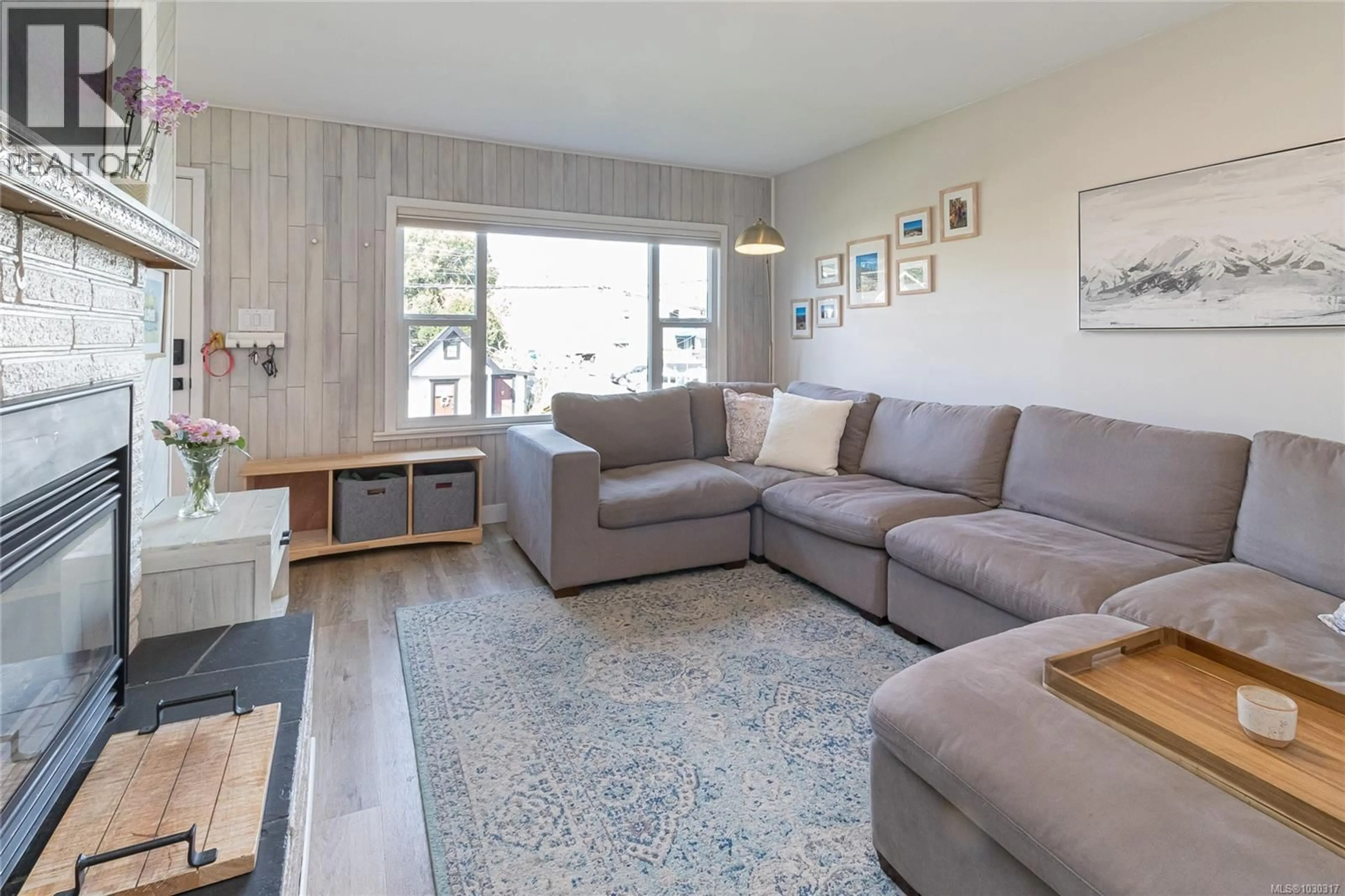 Living room with furniture, unknown for 815 HEREWARD ROAD, Victoria British Columbia V9A4C9