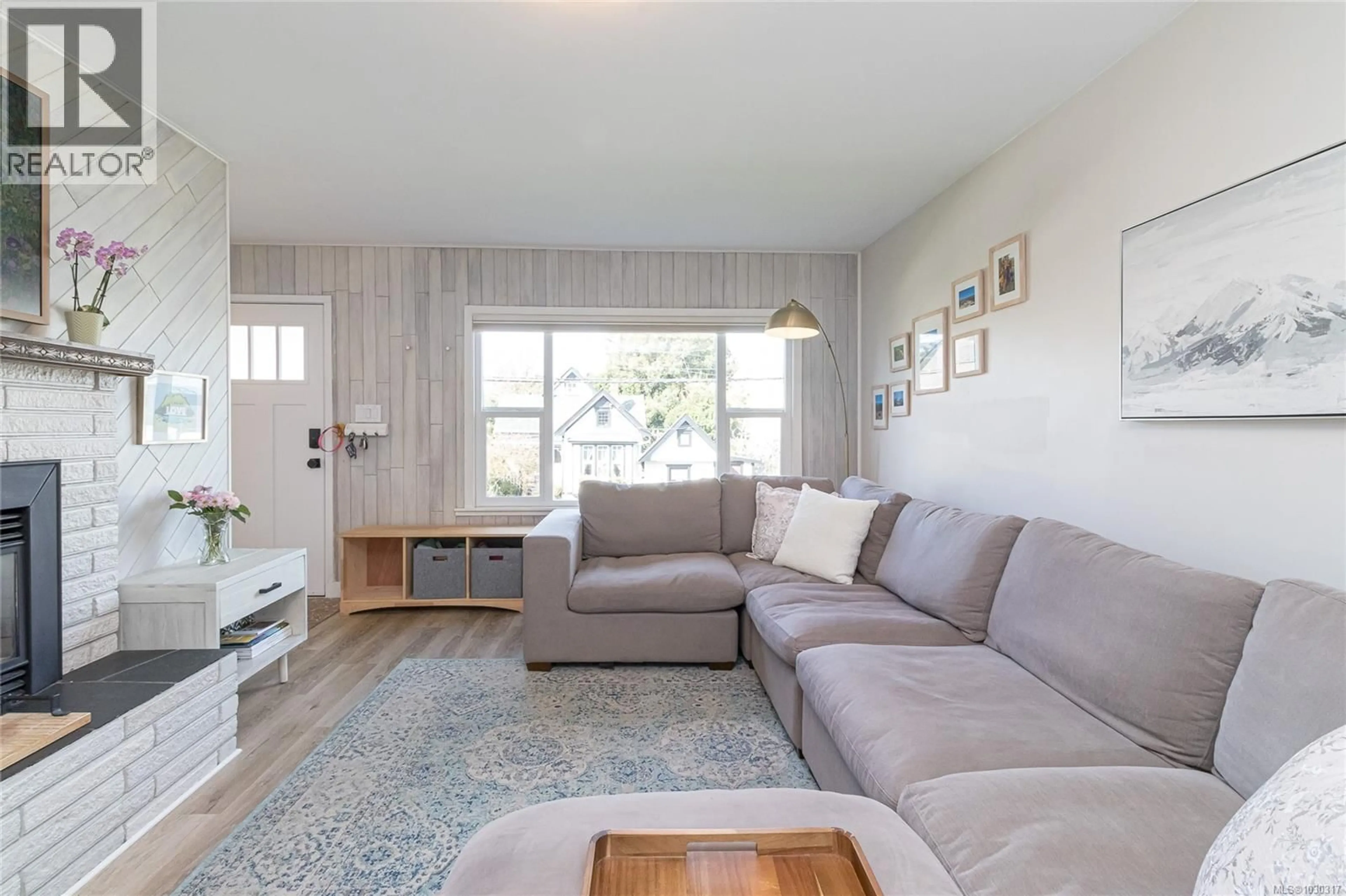 Living room with furniture, unknown for 815 HEREWARD ROAD, Victoria British Columbia V9A4C9