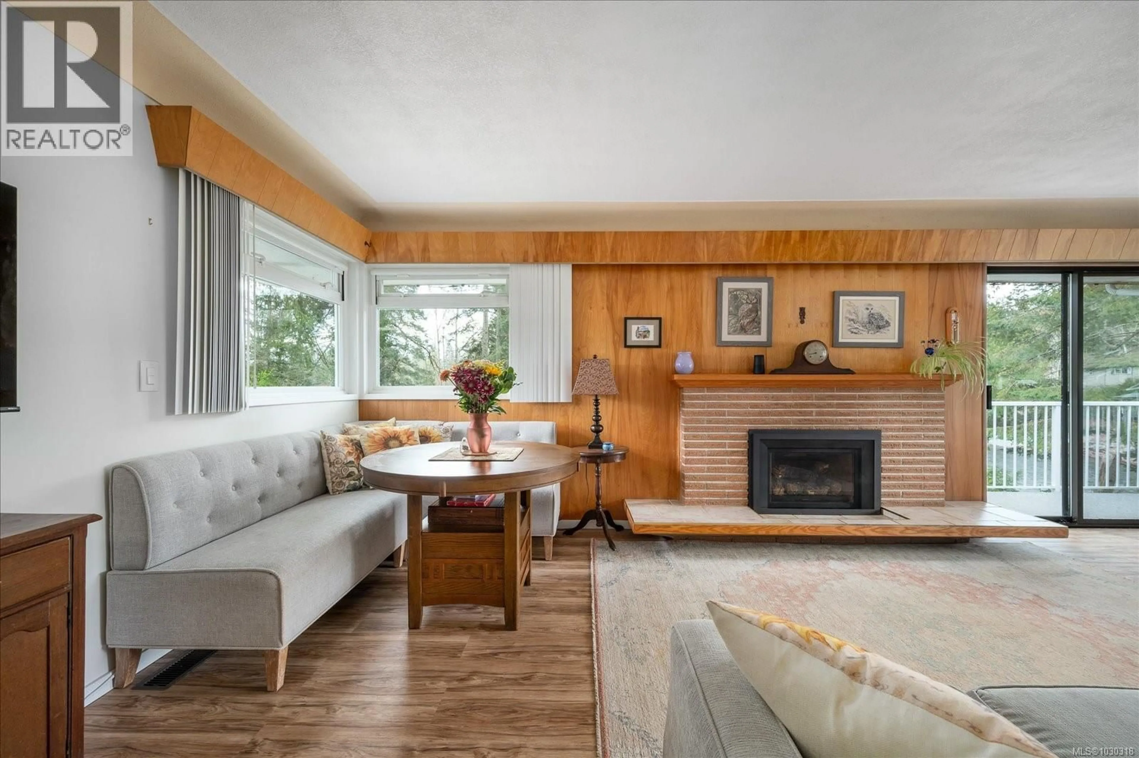 Living room with furniture, wood/laminate floor for 1694 GERRAND ROAD, Nanaimo British Columbia V9X1L4