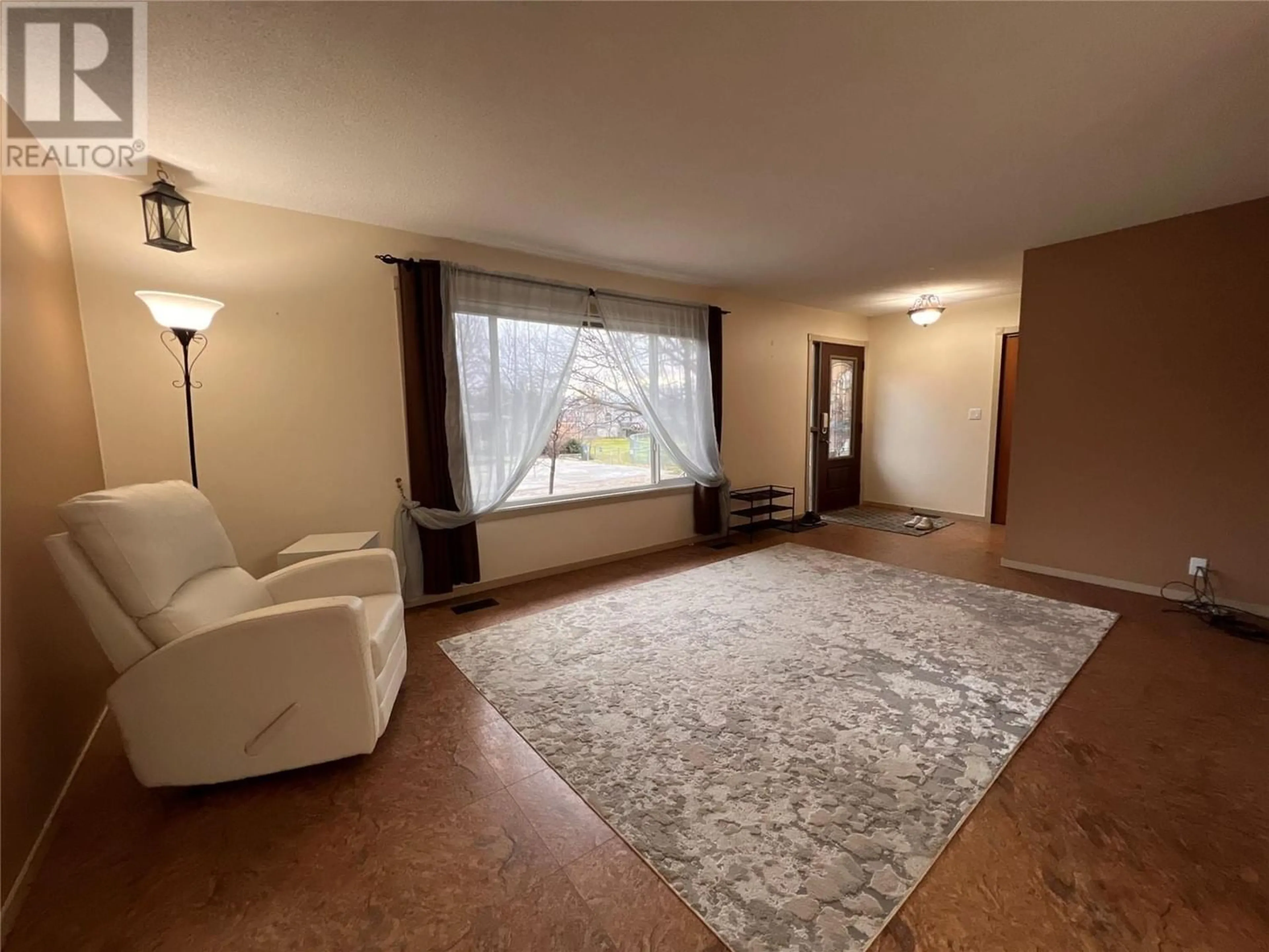 A pic of a room for 370 Edith Gay Road, Kelowna British Columbia V1X4S4