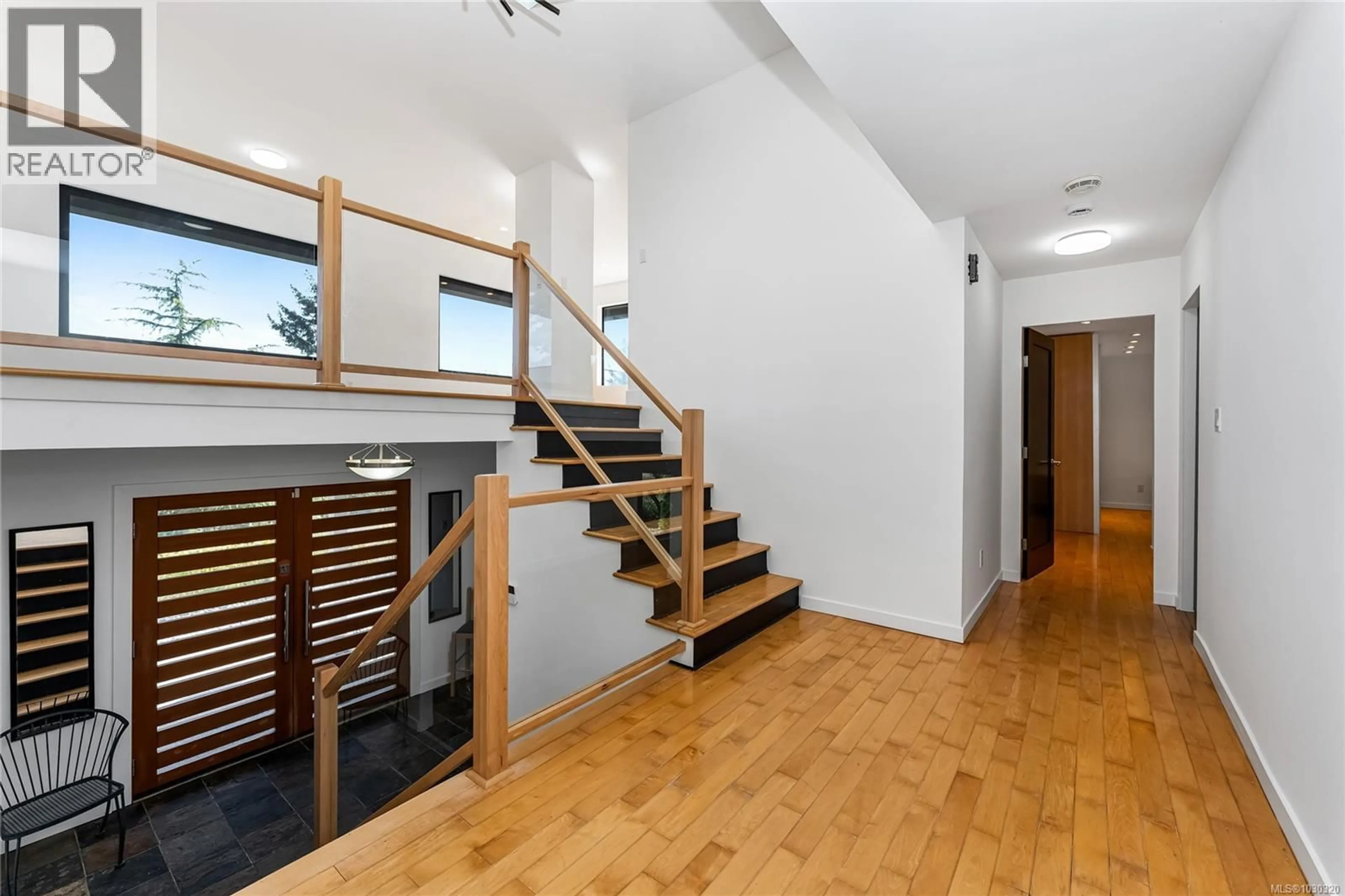 Indoor foyer for 5198 BECKTON ROAD, Saanich British Columbia V8Y2C1
