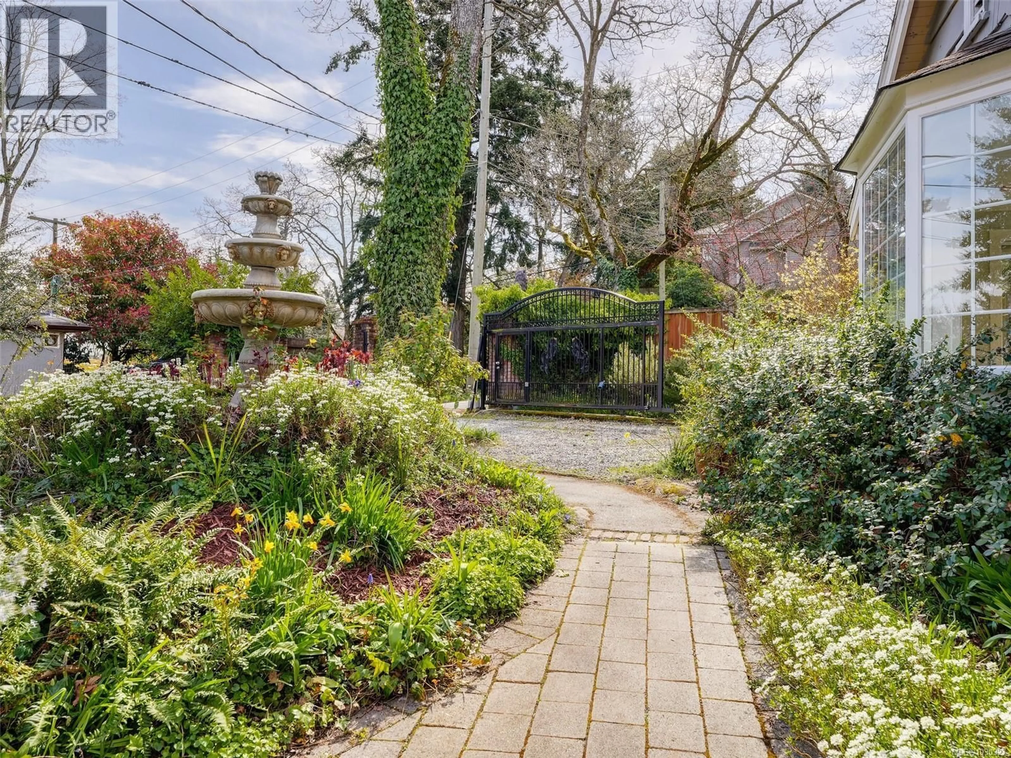 Patio, street for 4081 CEDAR HILL ROAD, Saanich British Columbia V8N3C2