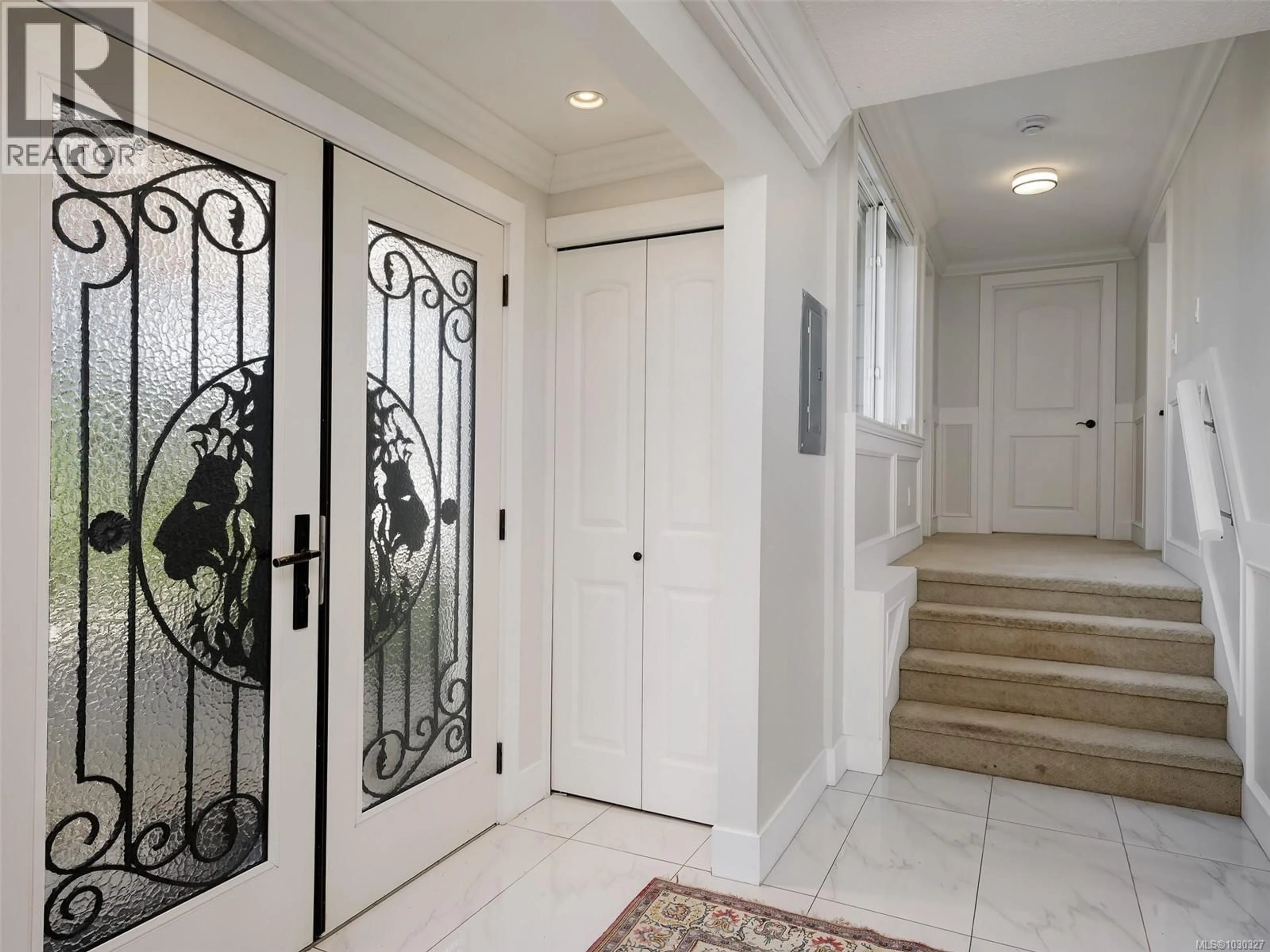 Indoor entryway for 4081 CEDAR HILL ROAD, Saanich British Columbia V8N3C2