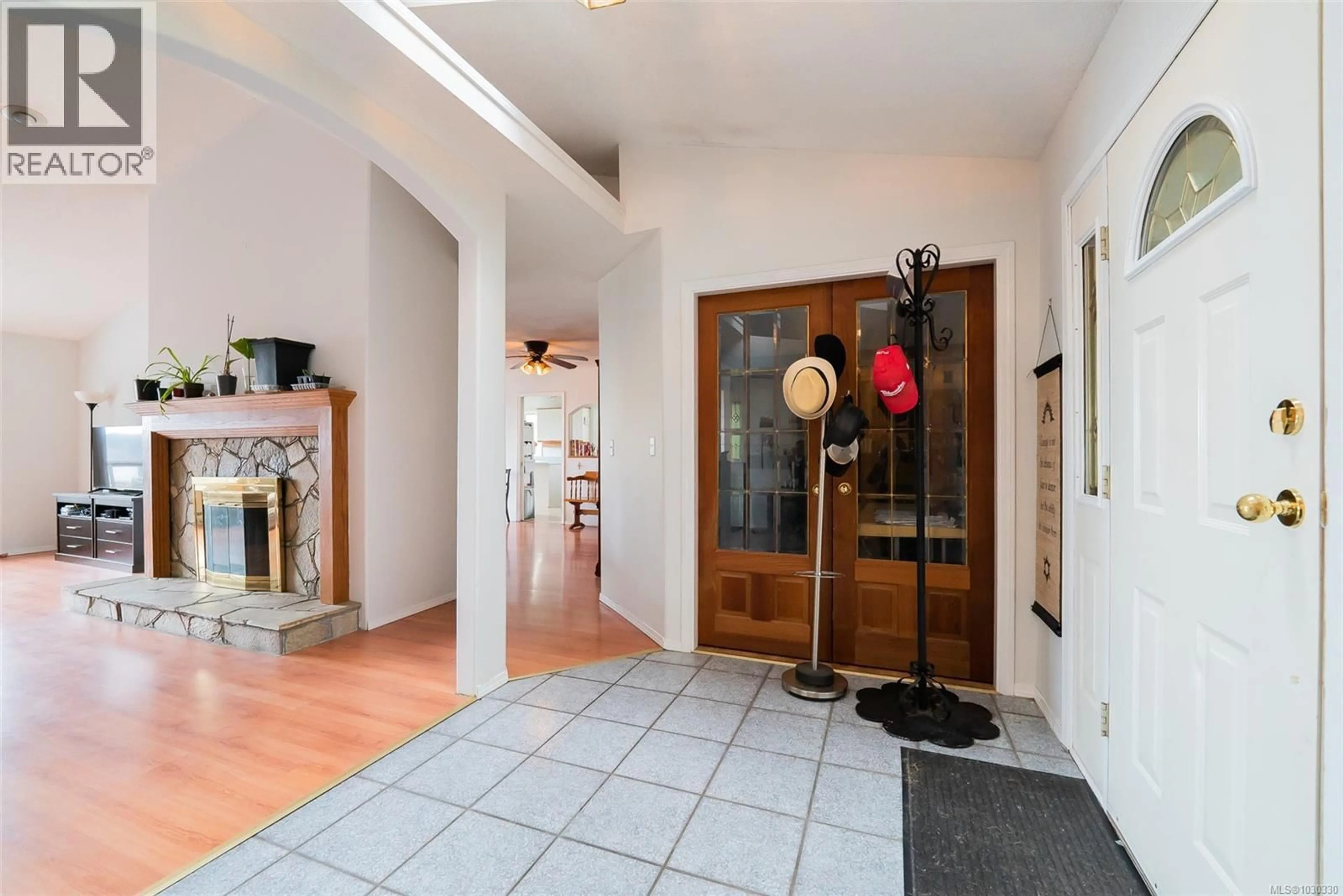 Indoor foyer for 7810 AATS ROAD, Lantzville British Columbia V0R2H0