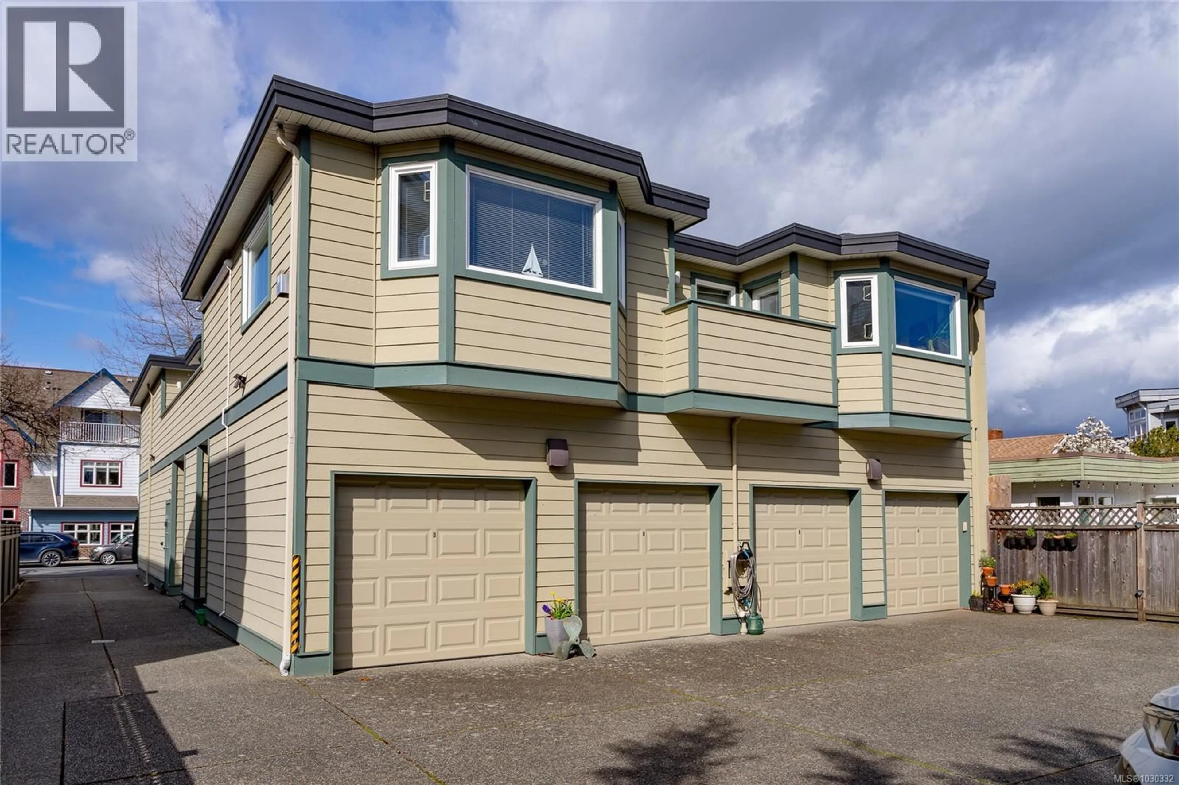 Home with vinyl exterior material, street for 204 - 9725 FOURTH STREET, Sidney British Columbia V8L2Y8