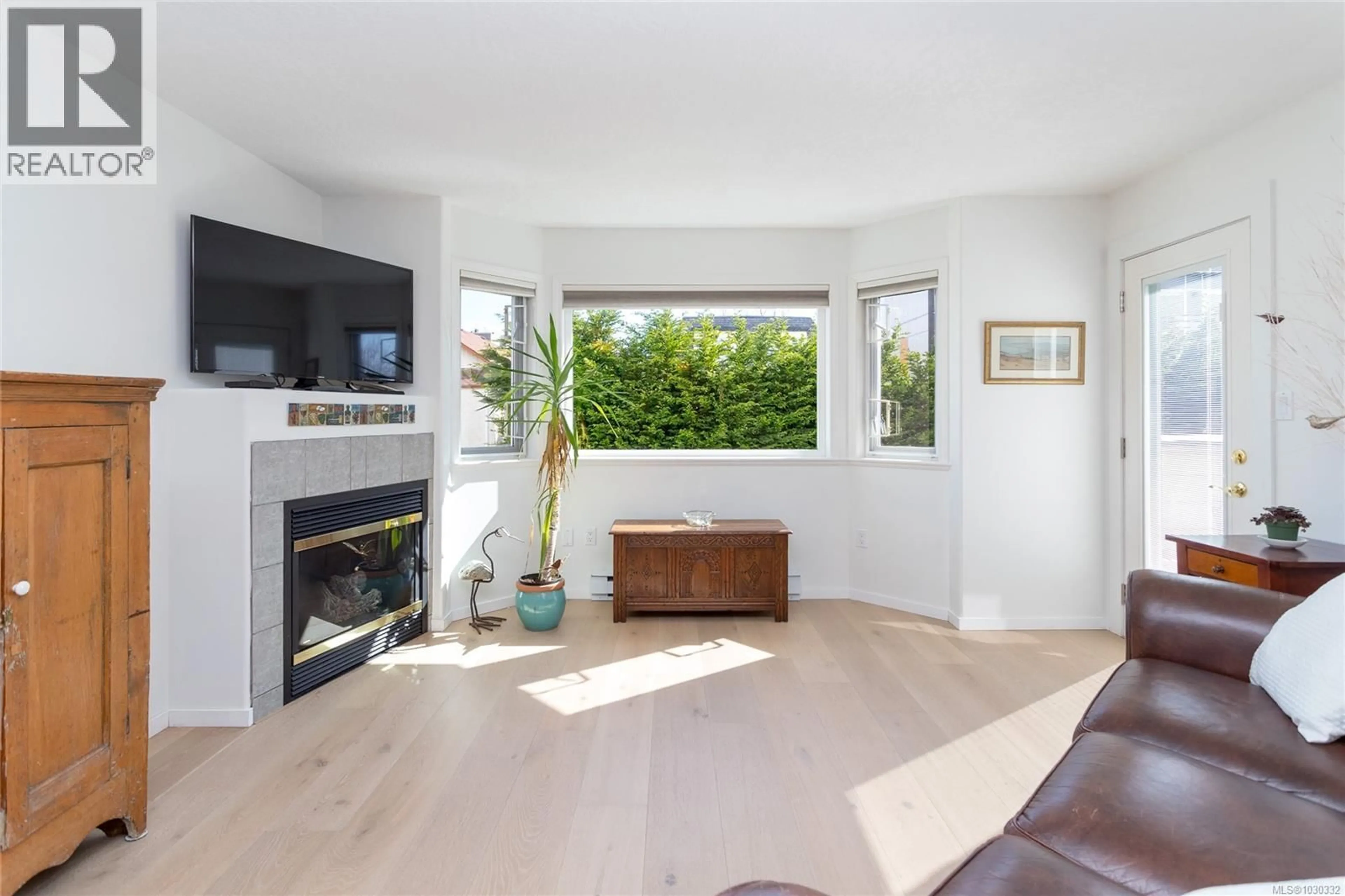 Living room with furniture, unknown for 204 - 9725 FOURTH STREET, Sidney British Columbia V8L2Y8