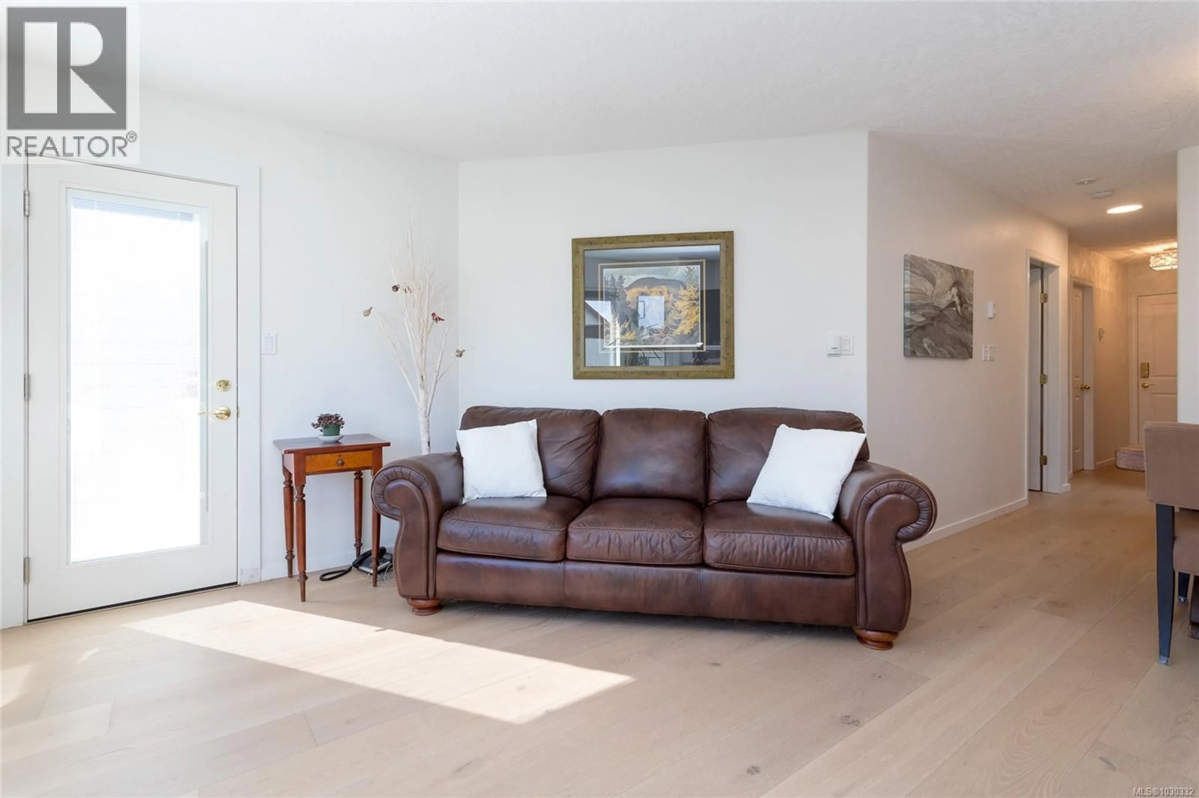 Living room with furniture, unknown for 204 - 9725 FOURTH STREET, Sidney British Columbia V8L2Y8