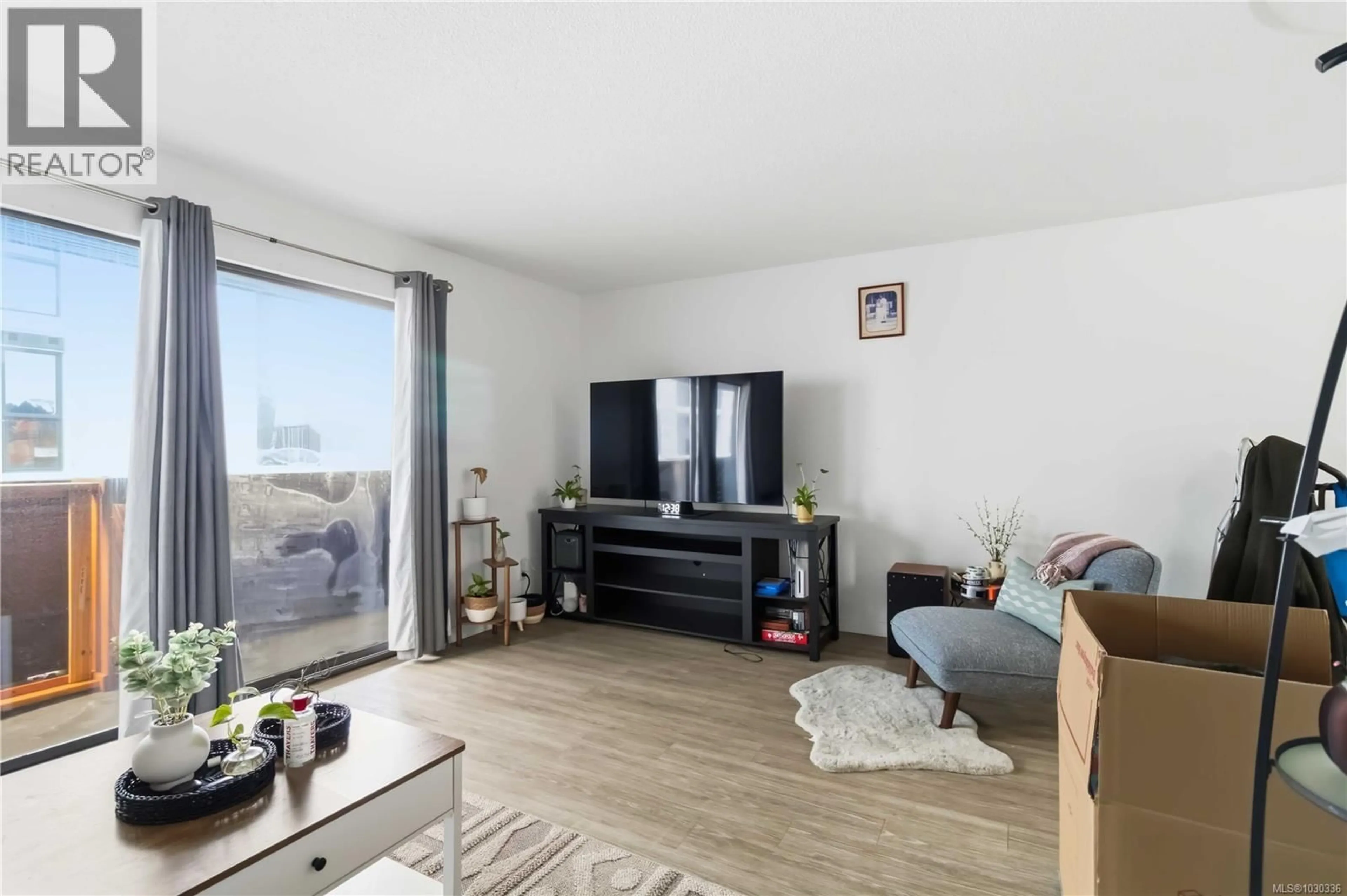 Living room with furniture, unknown for 301 - 755 HILLSIDE AVENUE, Victoria British Columbia V8T5B3