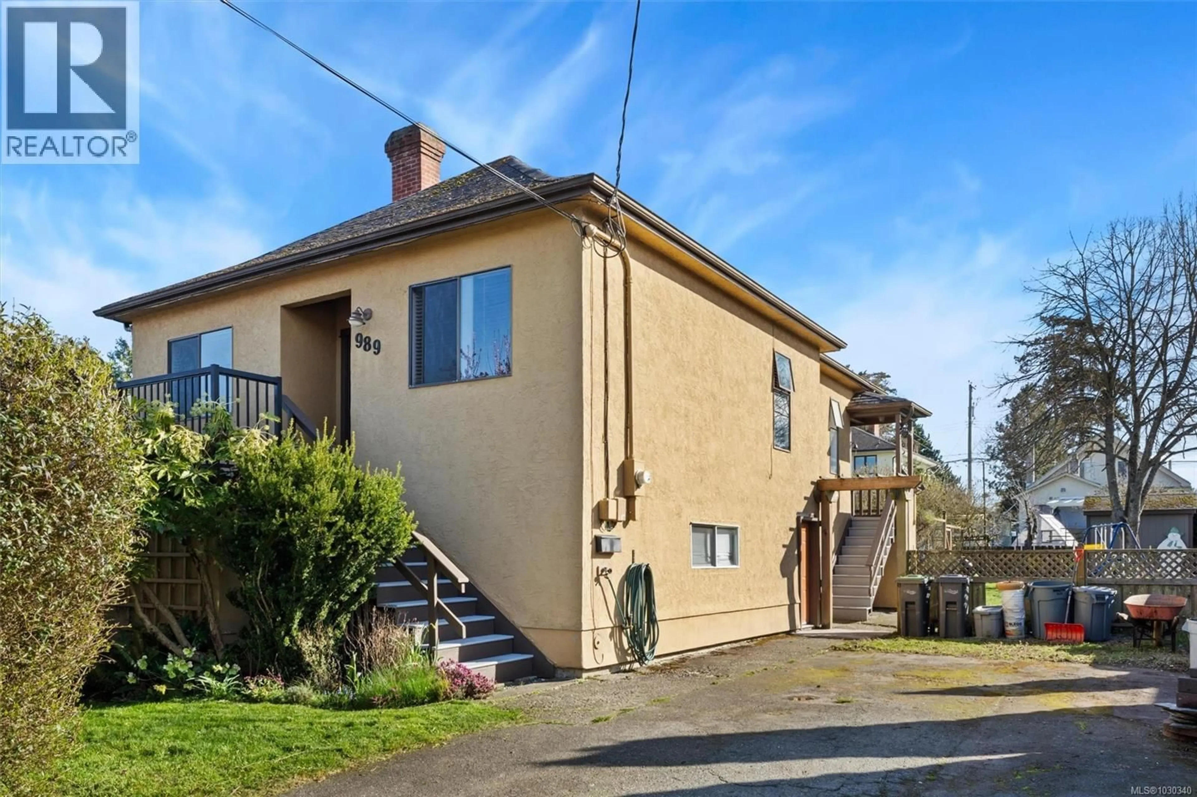 A pic from outside/outdoor area/front of a property/back of a property/a pic from drone, street for 989 DUNSMUIR ROAD, Esquimalt British Columbia V9A5C4