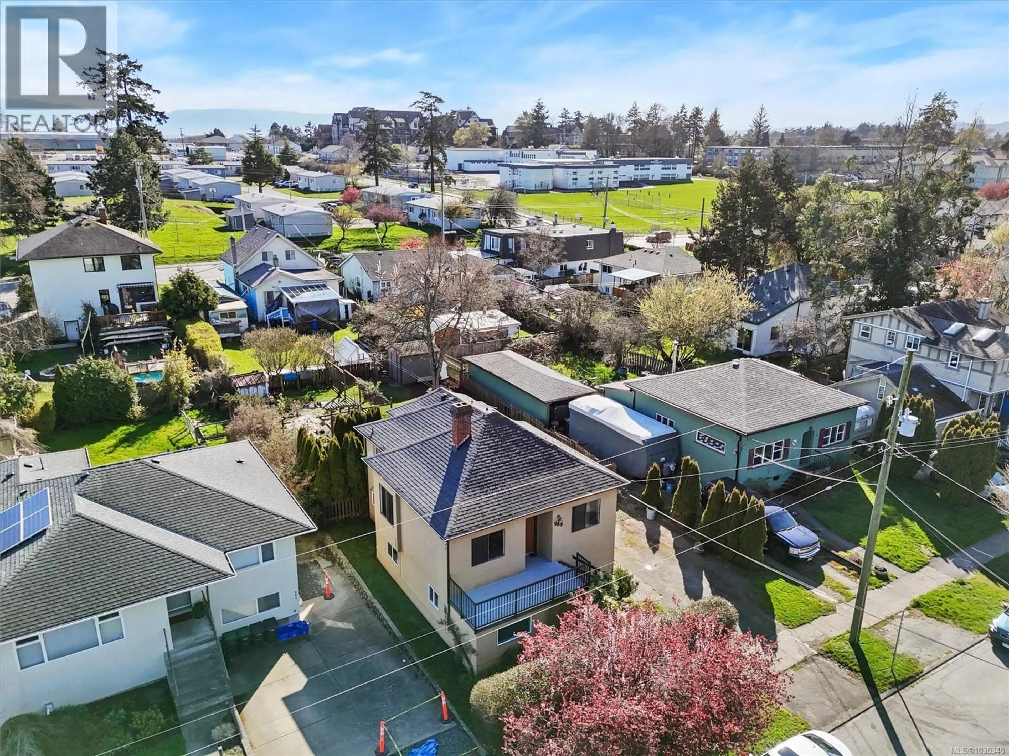A pic from outside/outdoor area/front of a property/back of a property/a pic from drone, street for 989 DUNSMUIR ROAD, Esquimalt British Columbia V9A5C4