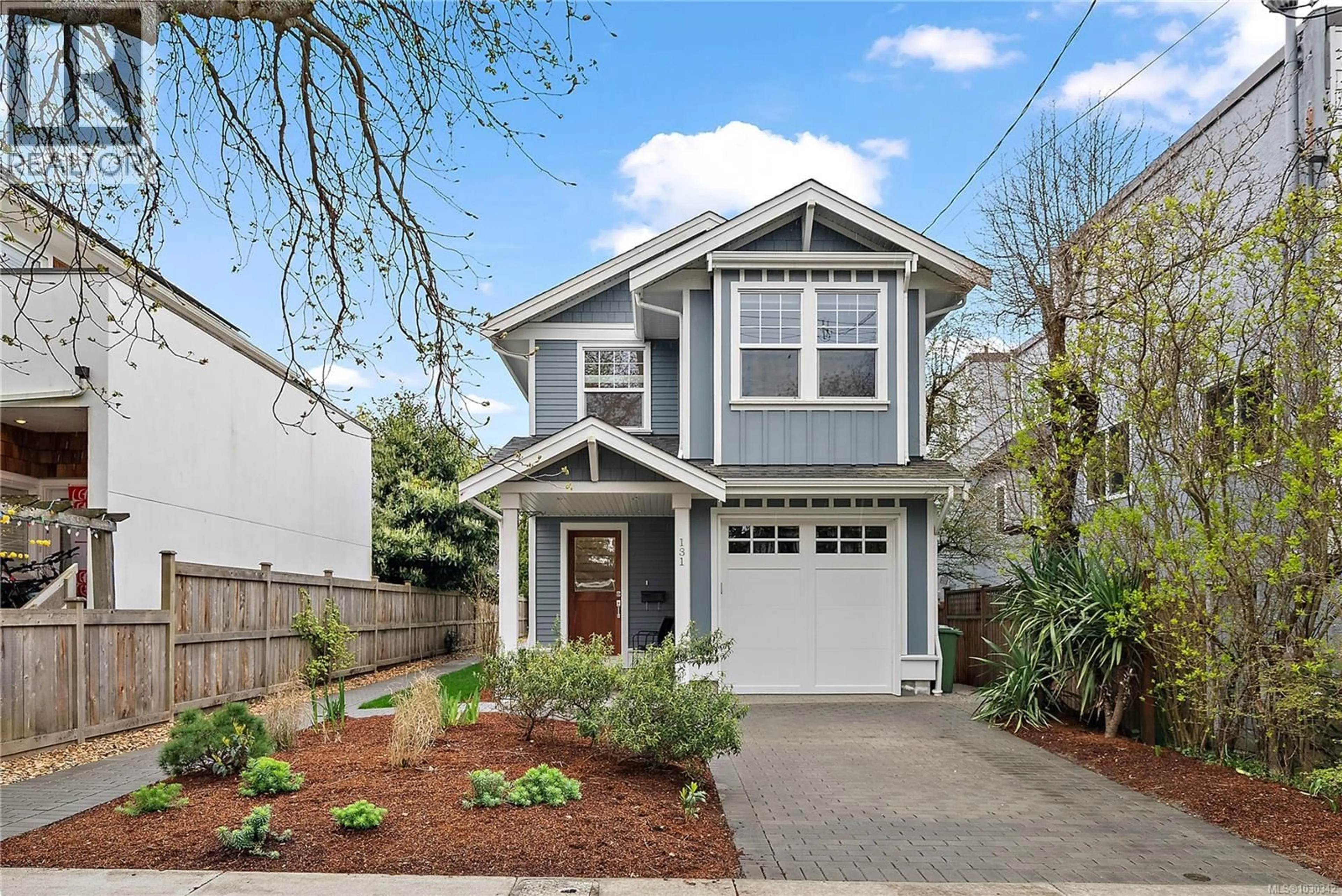 Home with vinyl exterior material, street for 131 LADYSMITH STREET, Victoria British Columbia V8V1J3