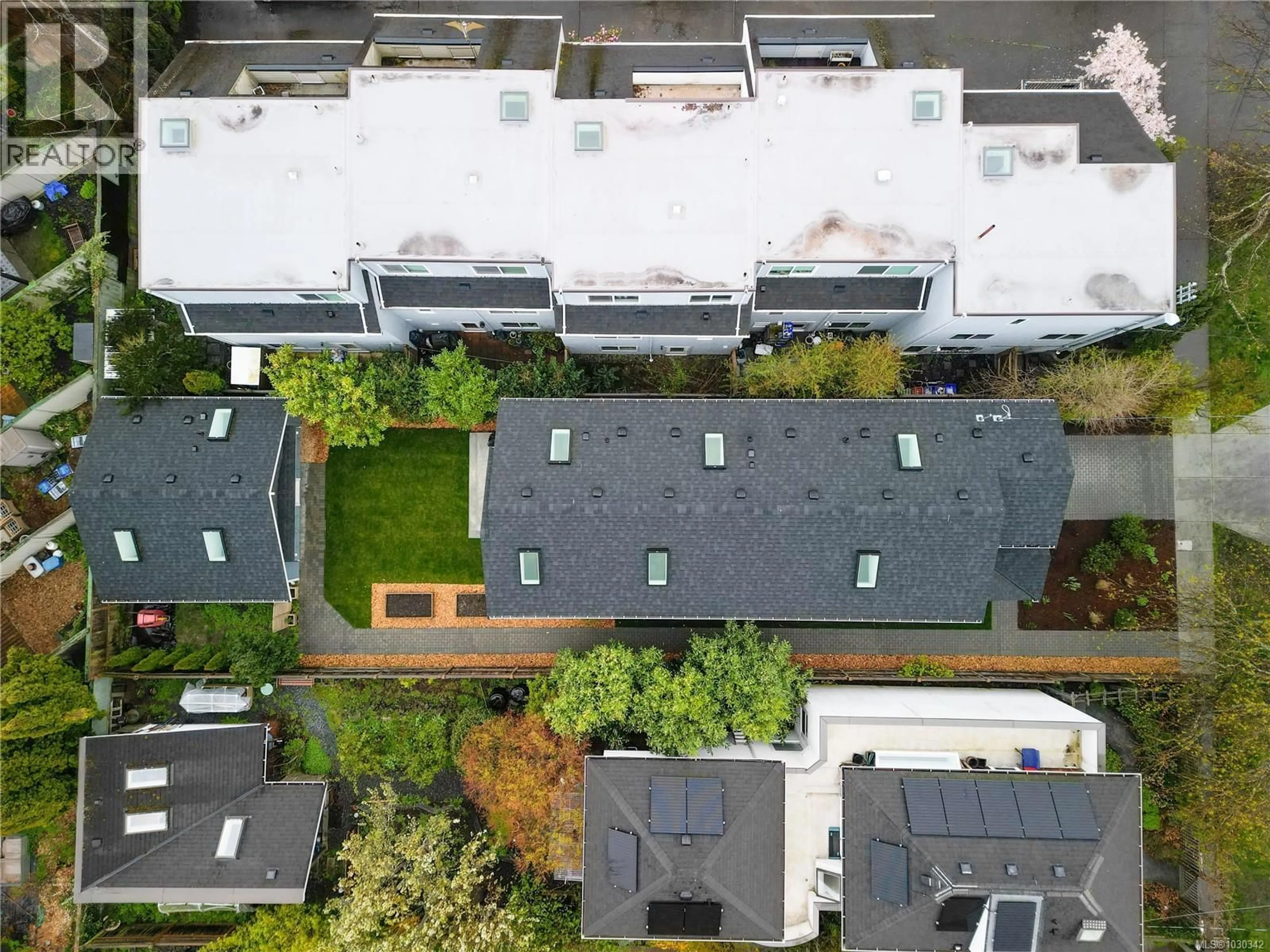 A pic from outside/outdoor area/front of a property/back of a property/a pic from drone, city buildings view from balcony for 131 LADYSMITH STREET, Victoria British Columbia V8V1J3