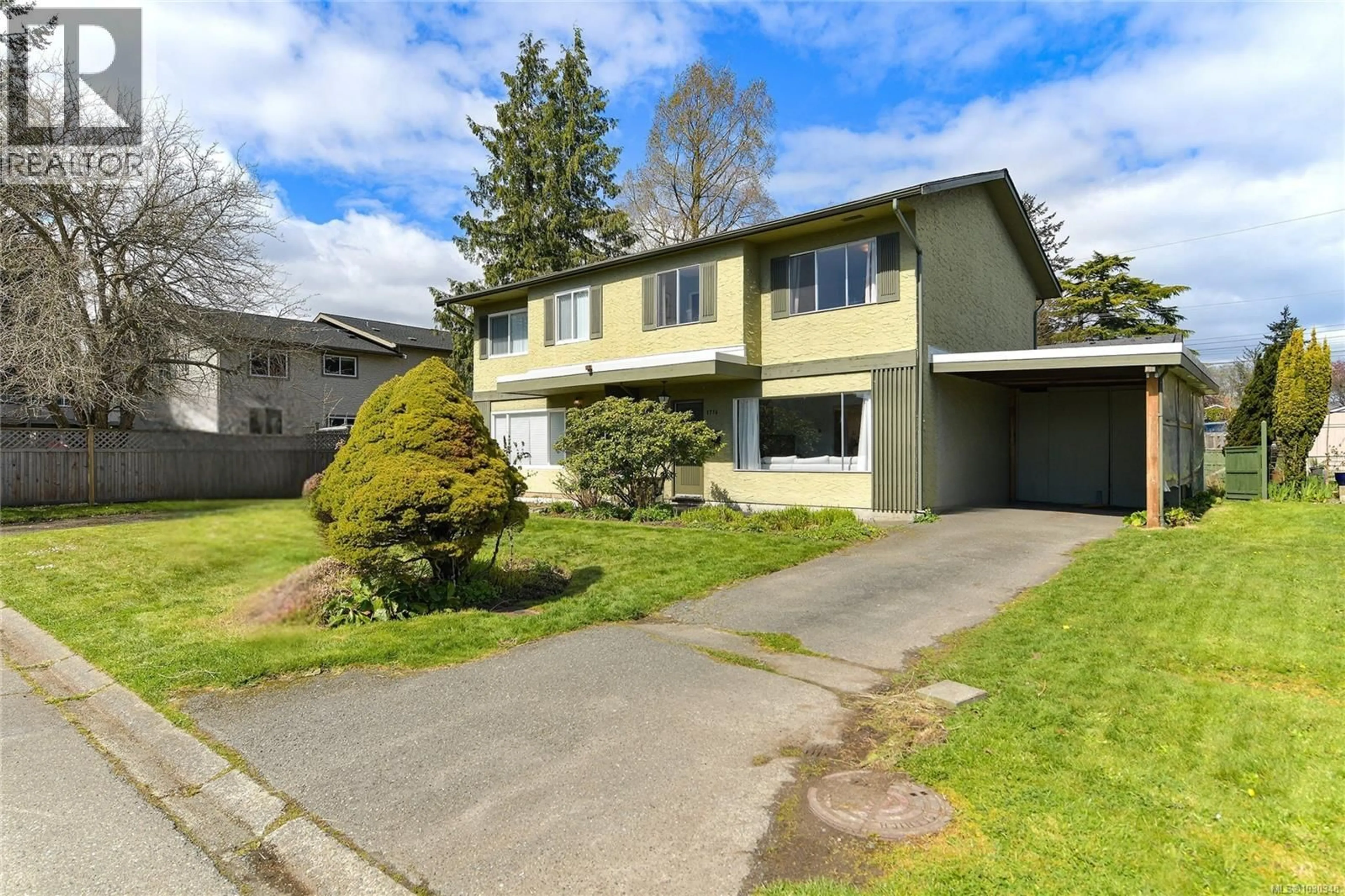 Home with vinyl exterior material, street for 1716 ASHDALE PLACE, Saanich British Columbia V8N1N9