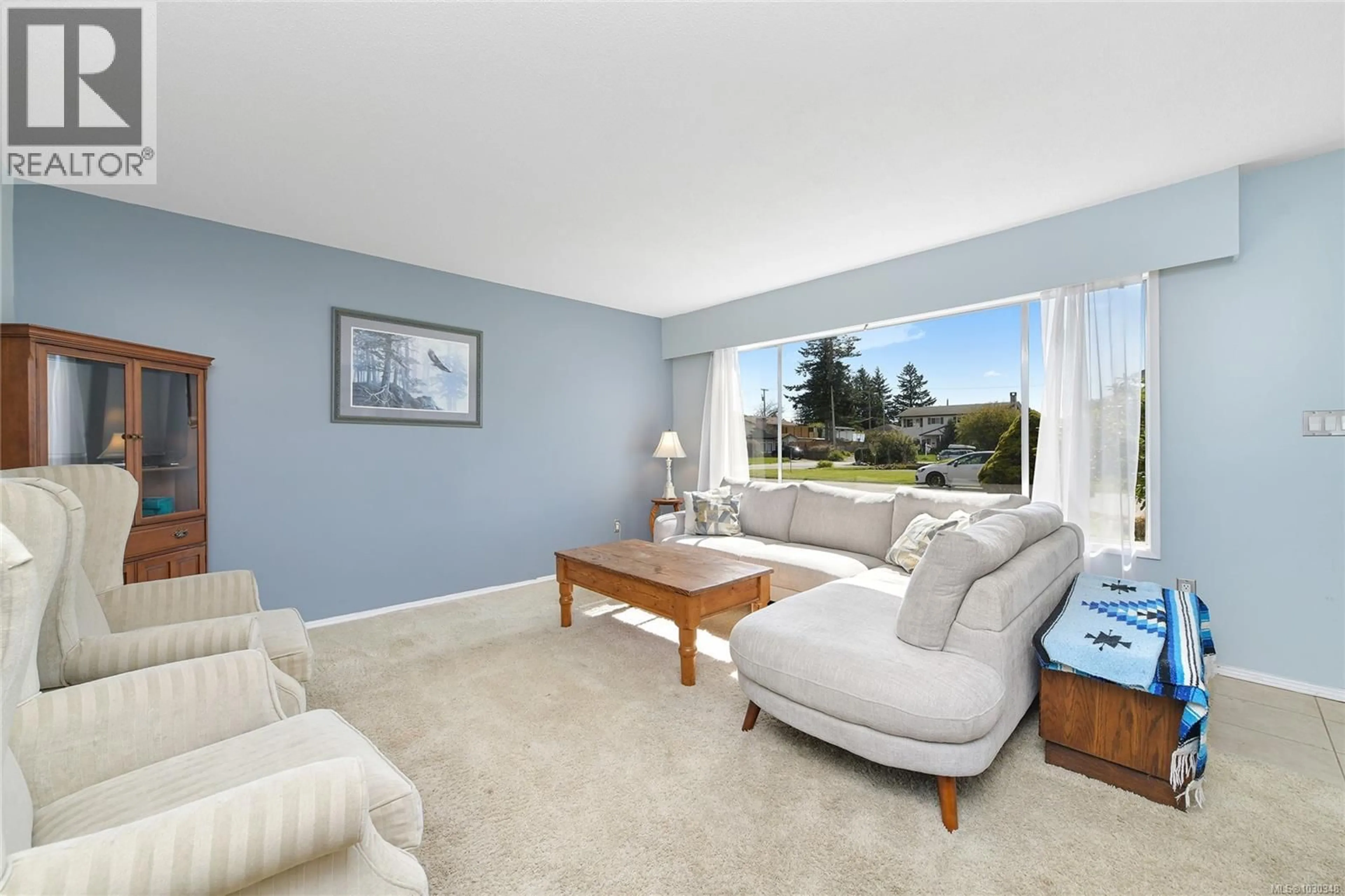 Living room with furniture, carpet floor for 1716 ASHDALE PLACE, Saanich British Columbia V8N1N9