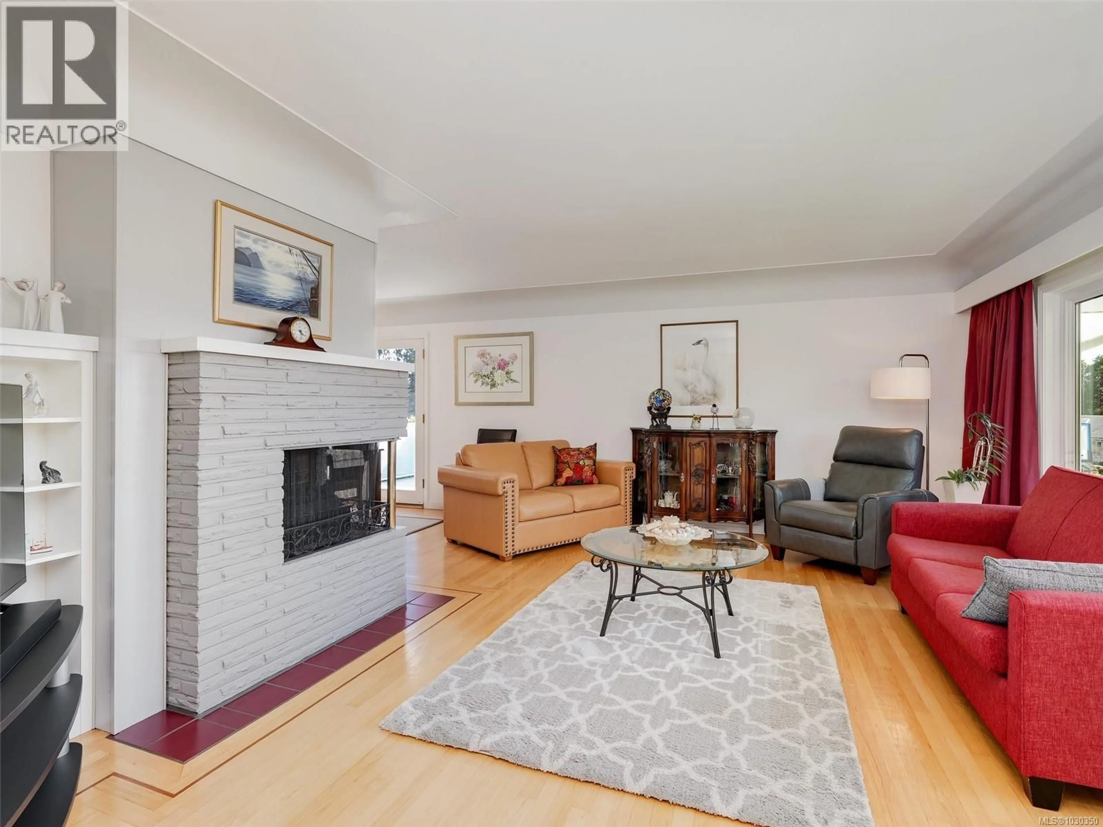 Living room with furniture, unknown for 2991 EASTDOWNE ROAD, Oak Bay British Columbia V8R5R9