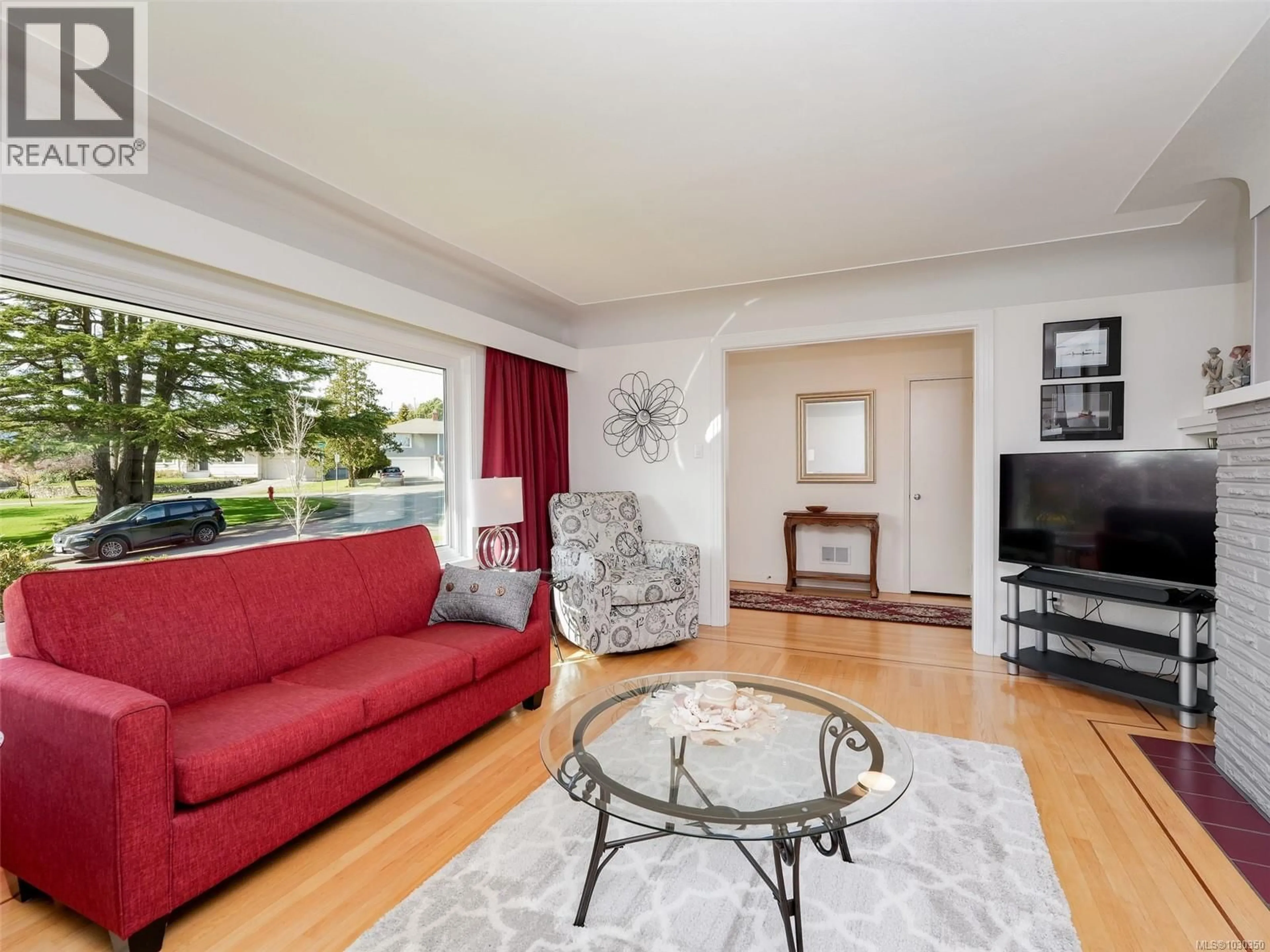 Living room with furniture, unknown for 2991 EASTDOWNE ROAD, Oak Bay British Columbia V8R5R9