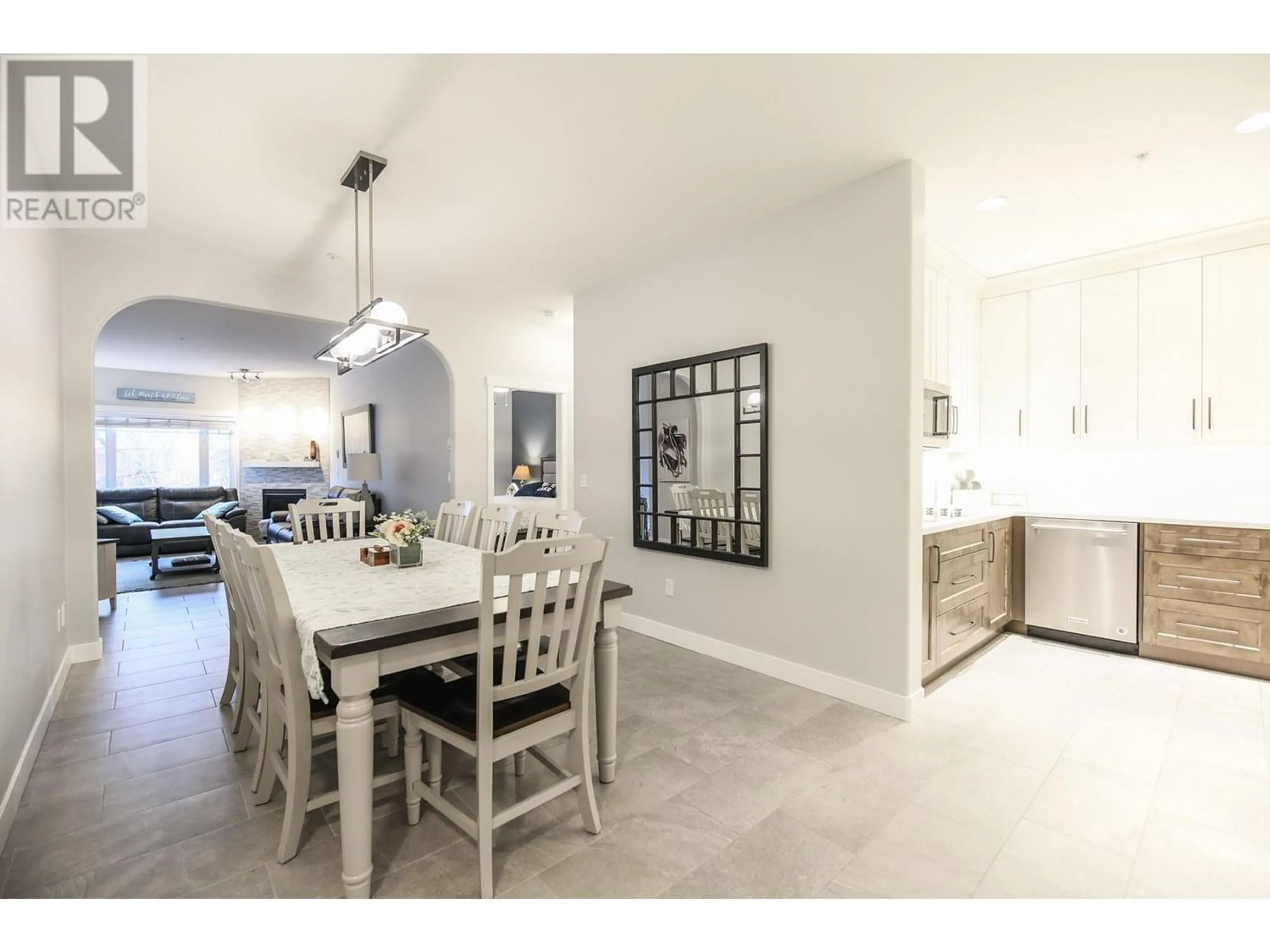 Contemporary kitchen for 104-15 SOLANA KEY CRT Court, Osoyoos British Columbia V0H1V3