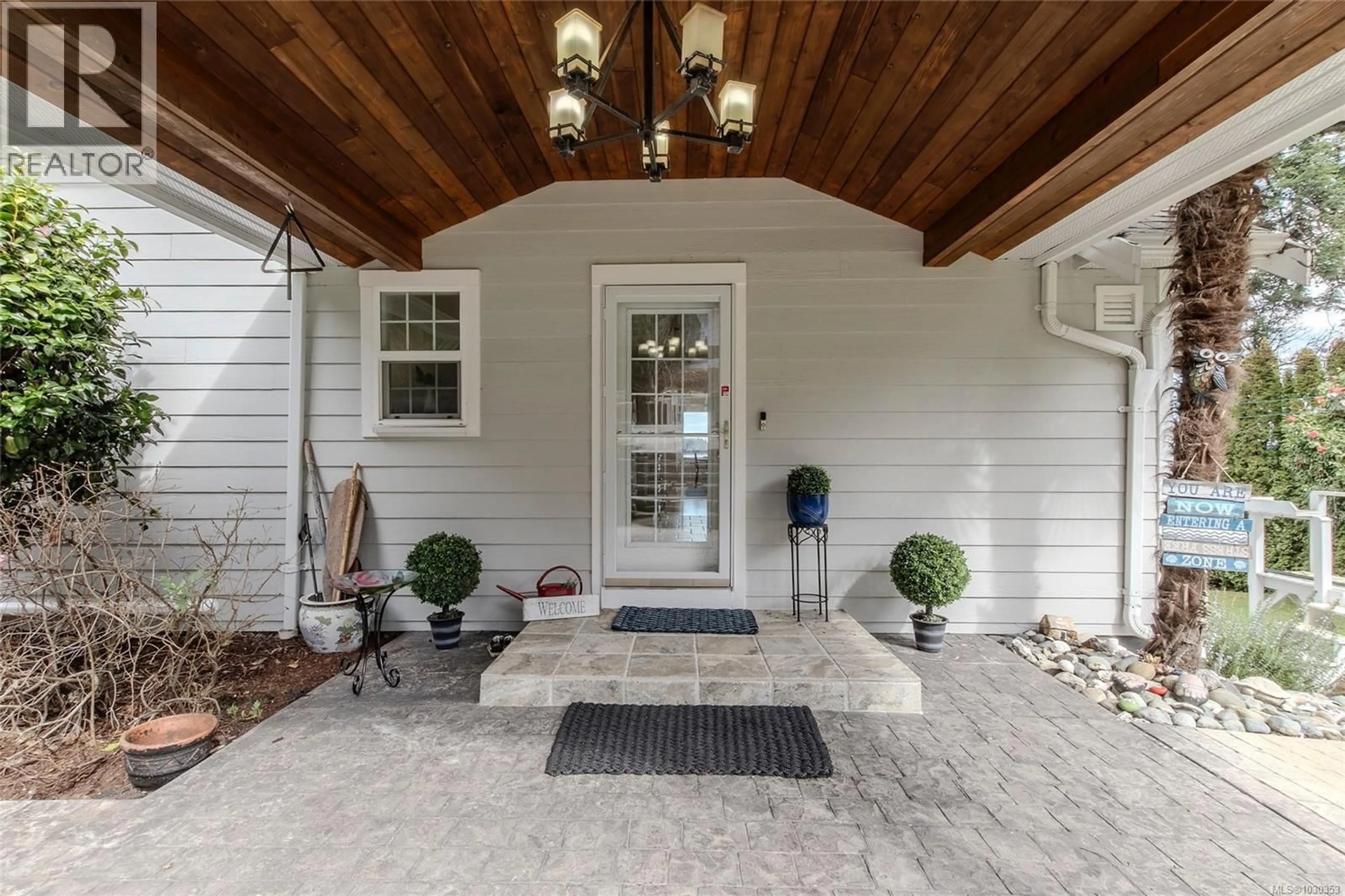 Indoor entryway for 319 CHEMAINUS ROAD, Ladysmith British Columbia V9G1X9