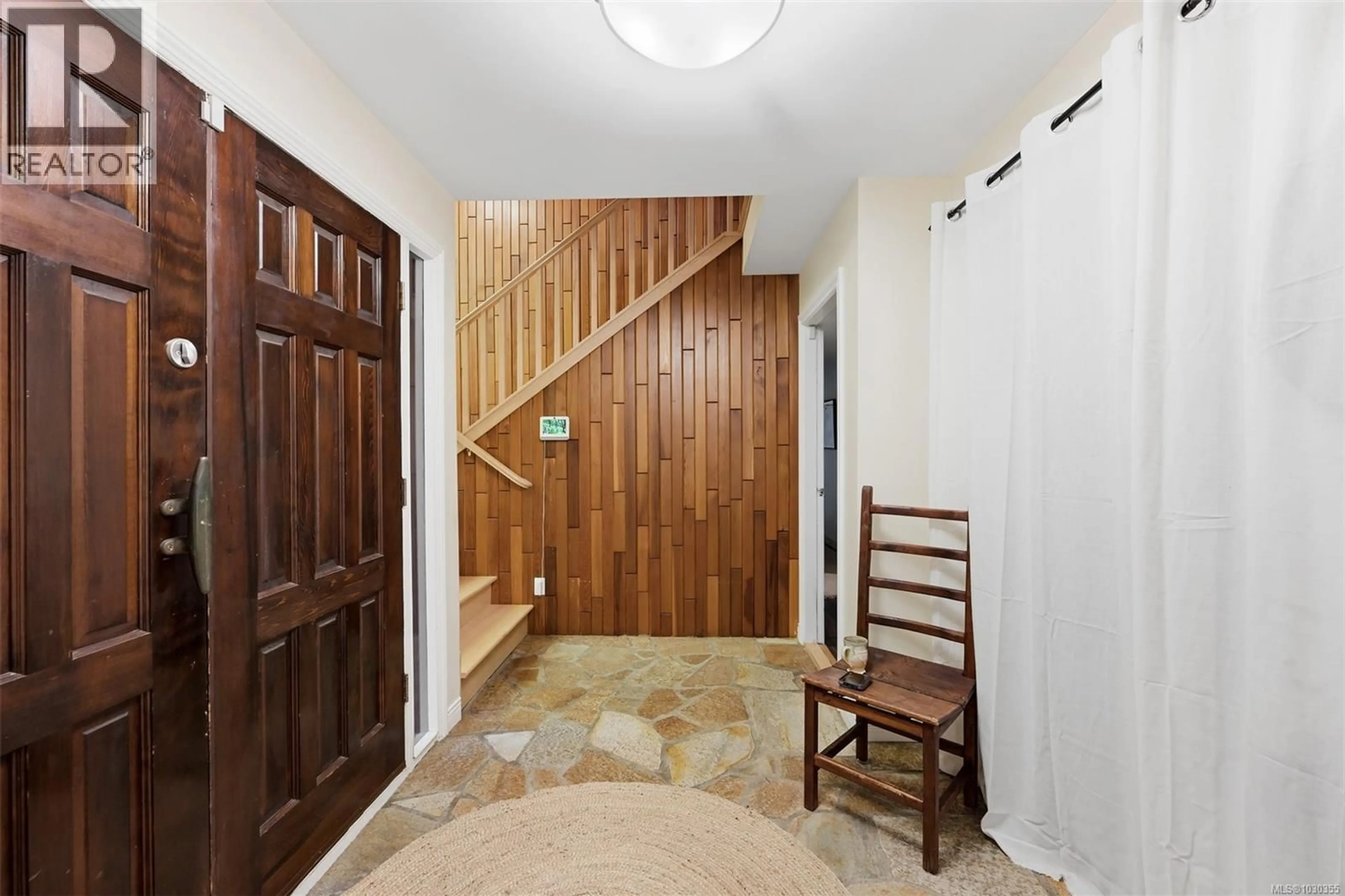 Indoor entryway for 11391 WEST SAANICH ROAD, North Saanich British Columbia V8L5H1