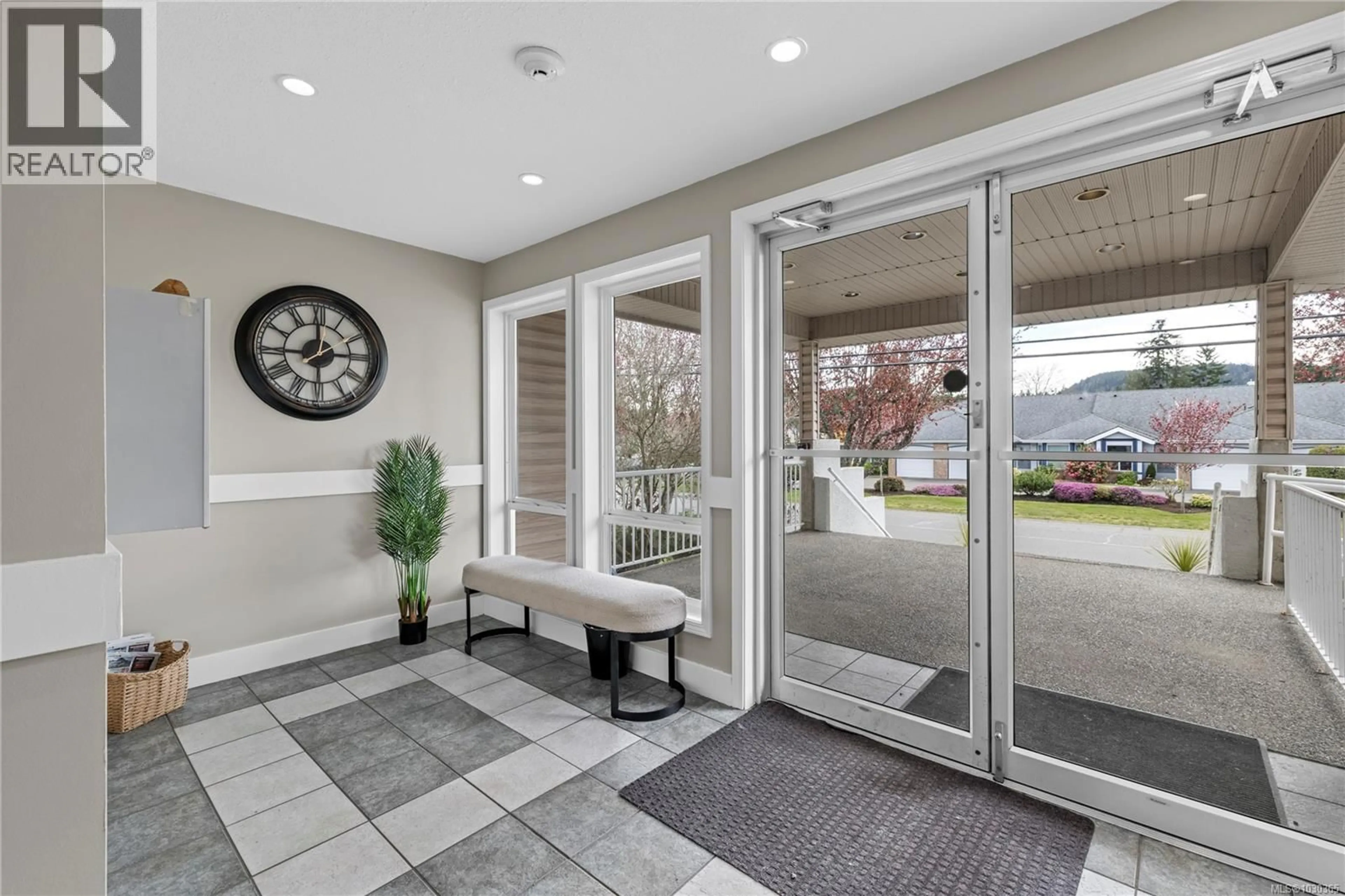 Indoor entryway for 207 - 273 MOILLIET STREET SOUTH, Parksville British Columbia V9P1M9