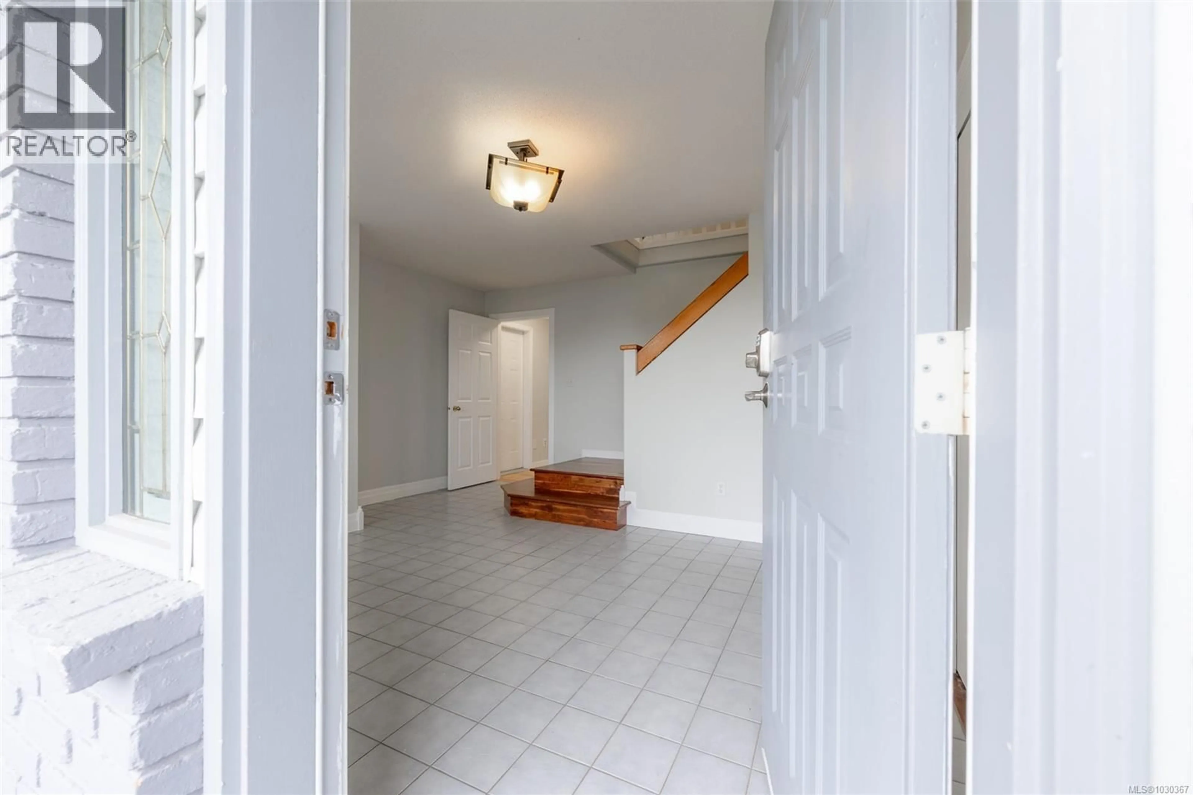 Indoor foyer for 114 NONA PLACE, Nanaimo British Columbia V9V1B6