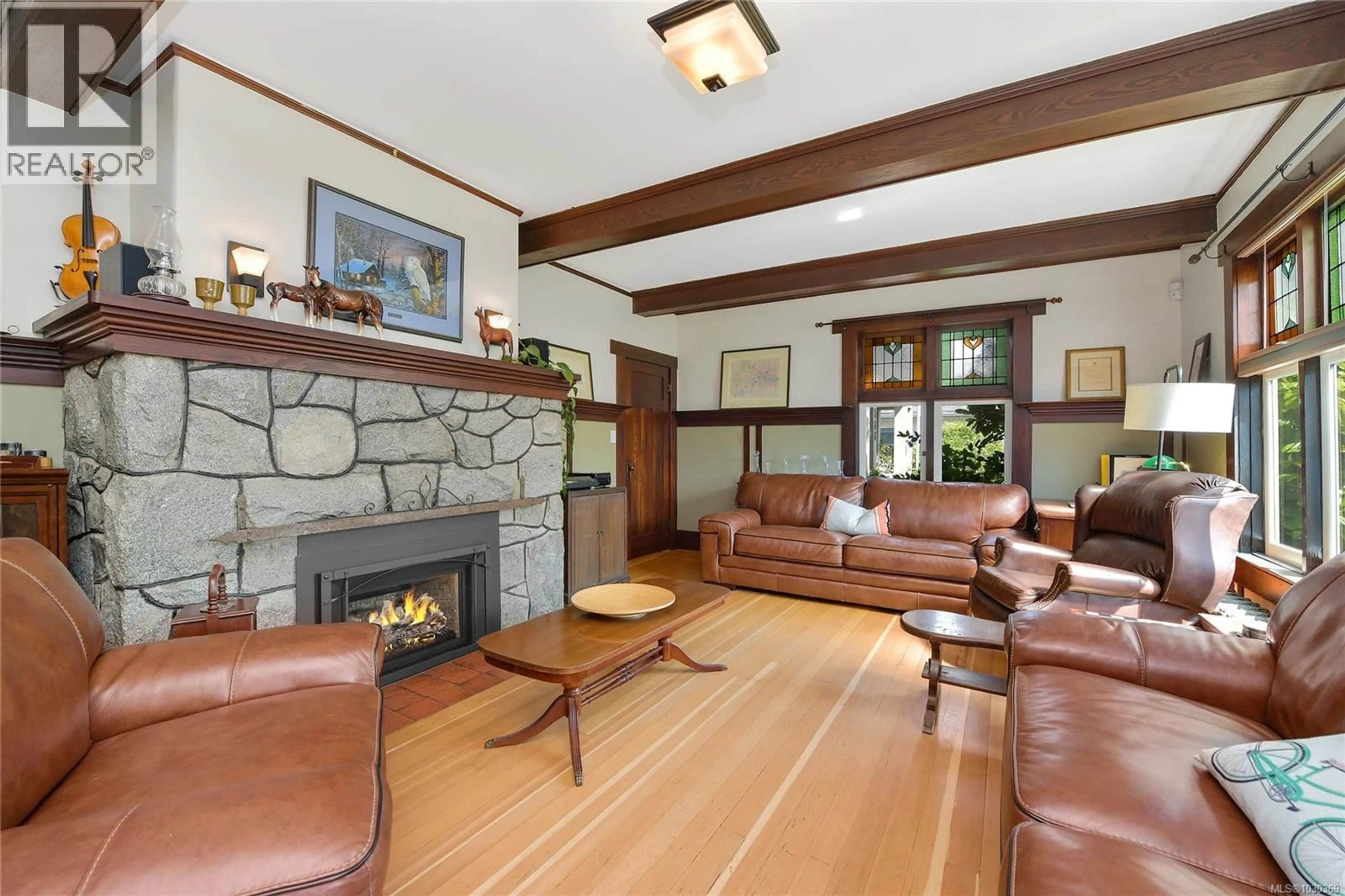 Living room with furniture, unknown for 566 GORGE ROAD WEST, Saanich British Columbia V9A1N4