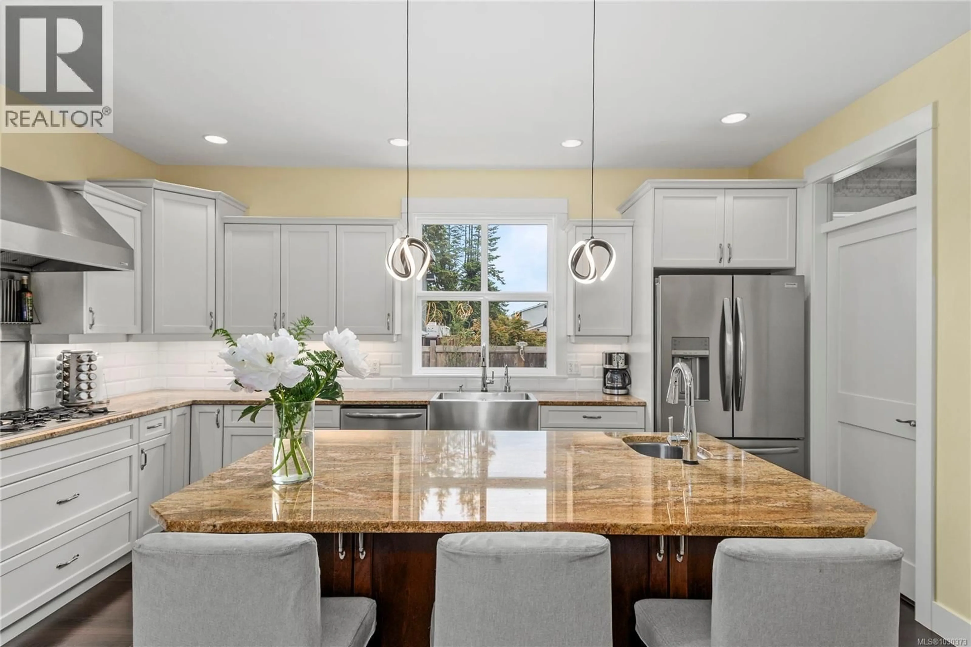 Contemporary kitchen, ceramic/tile floor for 288 TWILLINGATE ROAD, Campbell River British Columbia V9W1V2