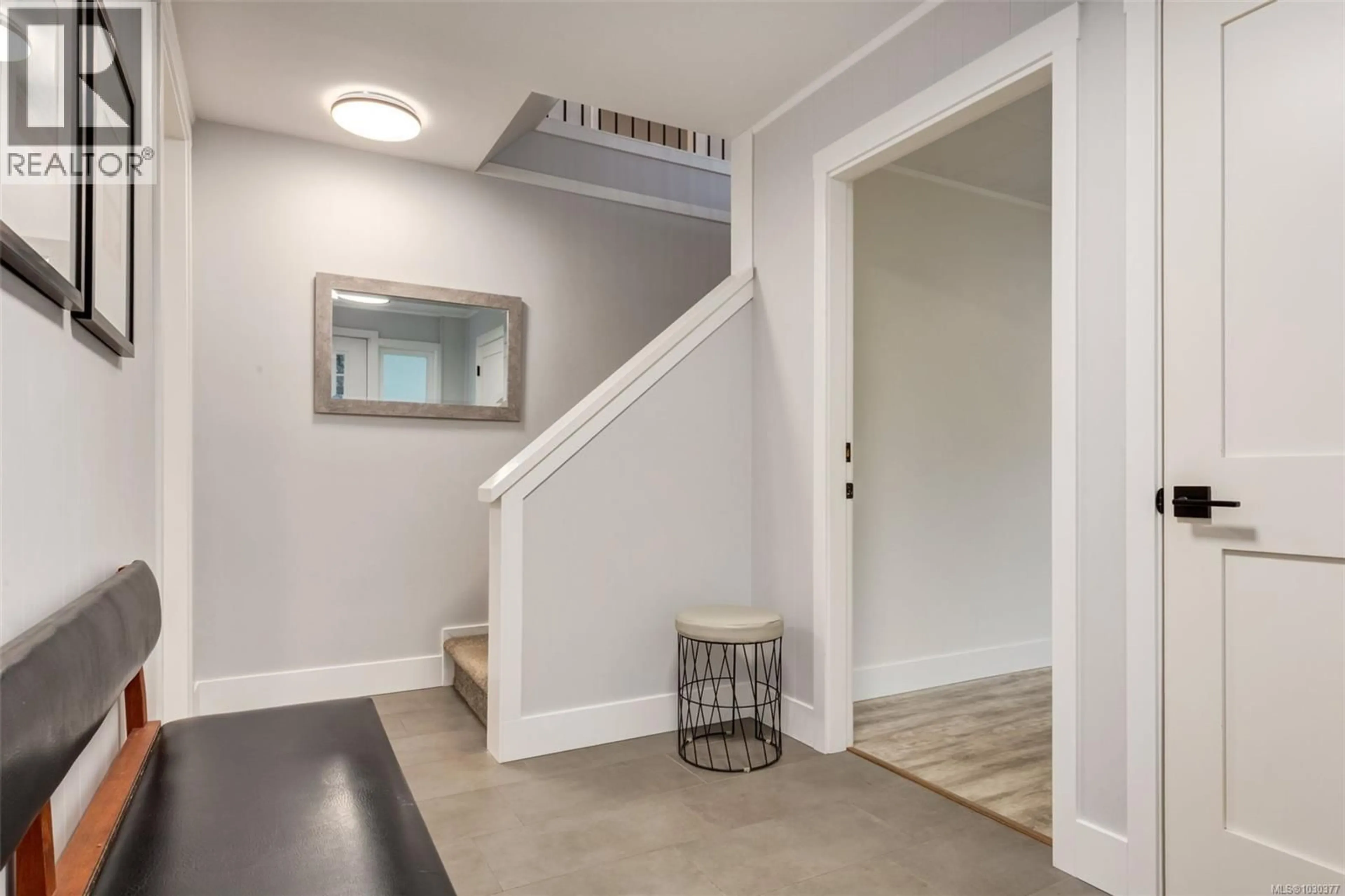 Indoor entryway for 2445 HOLYROOD DRIVE, Nanaimo British Columbia V9S4K7