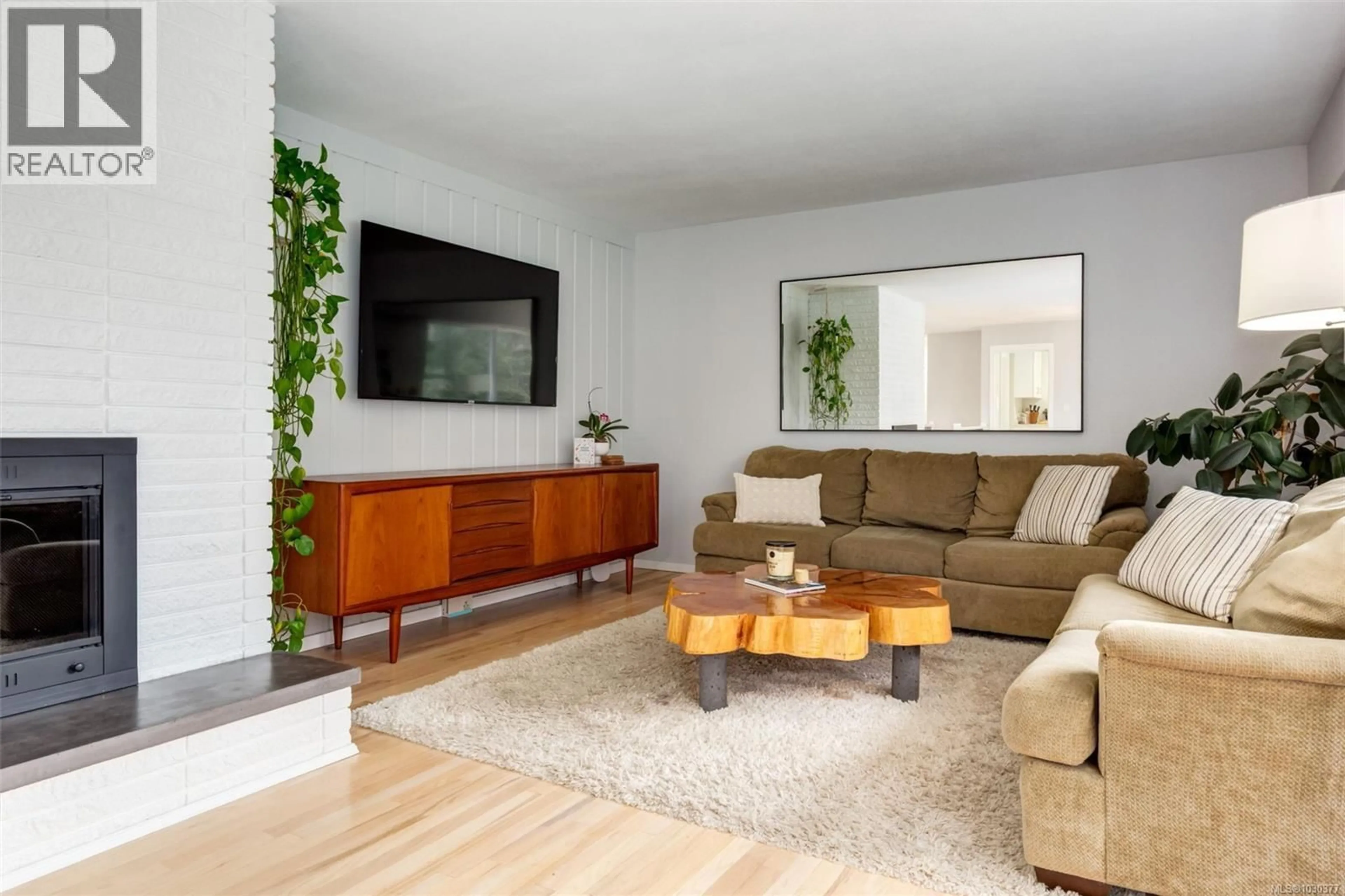 Living room with furniture, unknown for 2445 HOLYROOD DRIVE, Nanaimo British Columbia V9S4K7